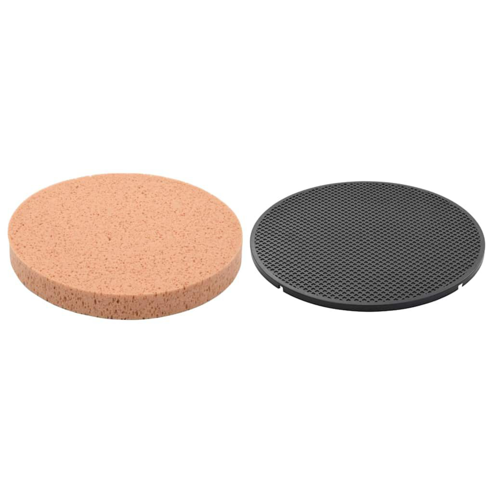 Zwei runde Make-up-Pads. Eines ist hellbraun und schwammartig, das andere schwarz und strukturiert.