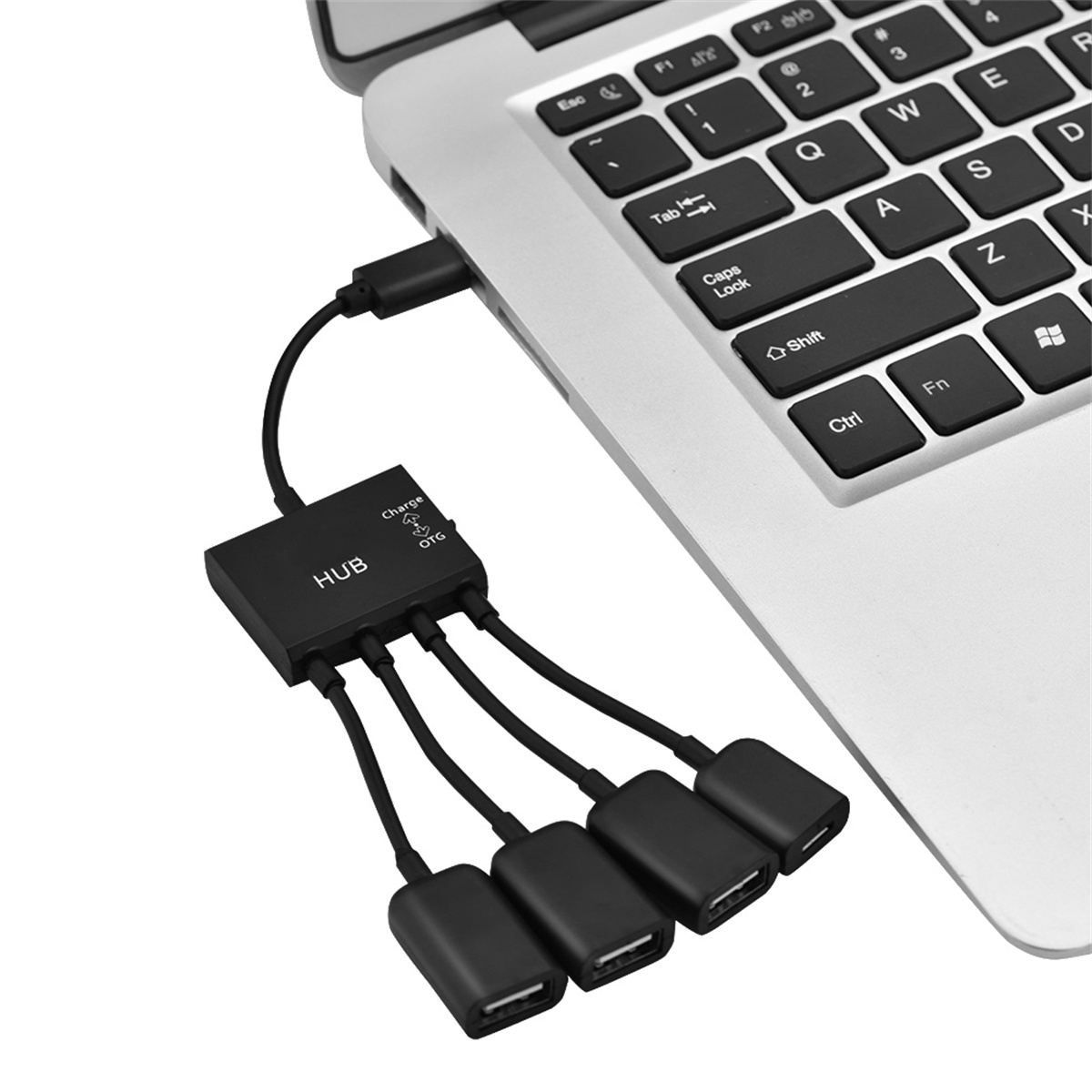 Schwarzer USB-Hub, der an einen Laptop angeschlossen ist, mit 4 USB-Anschlüssen.
