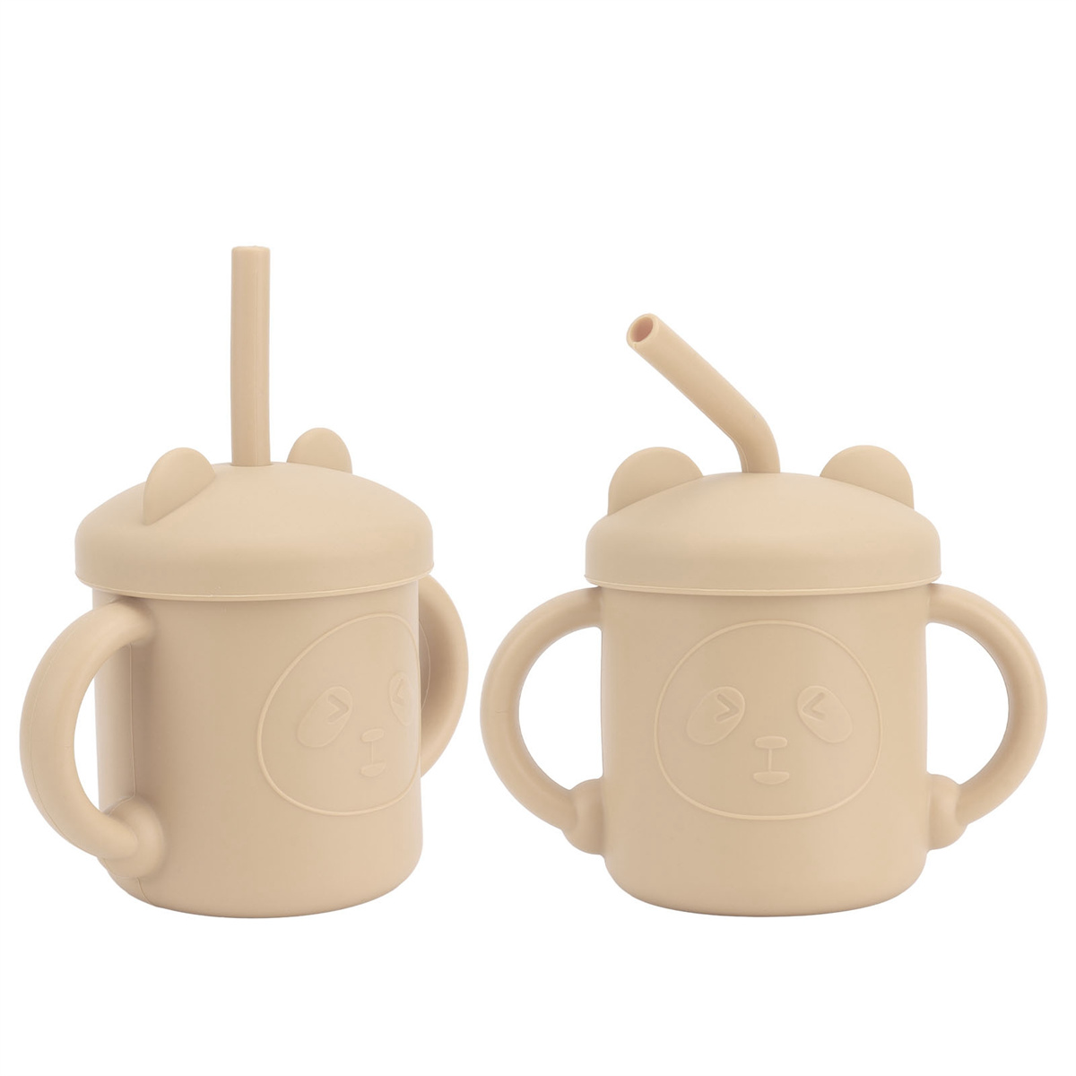 Zwei beige Babybecher mit Henkeln und Bärengesichtern, einer mit Strohhalm, einer mit offenem Deckel.