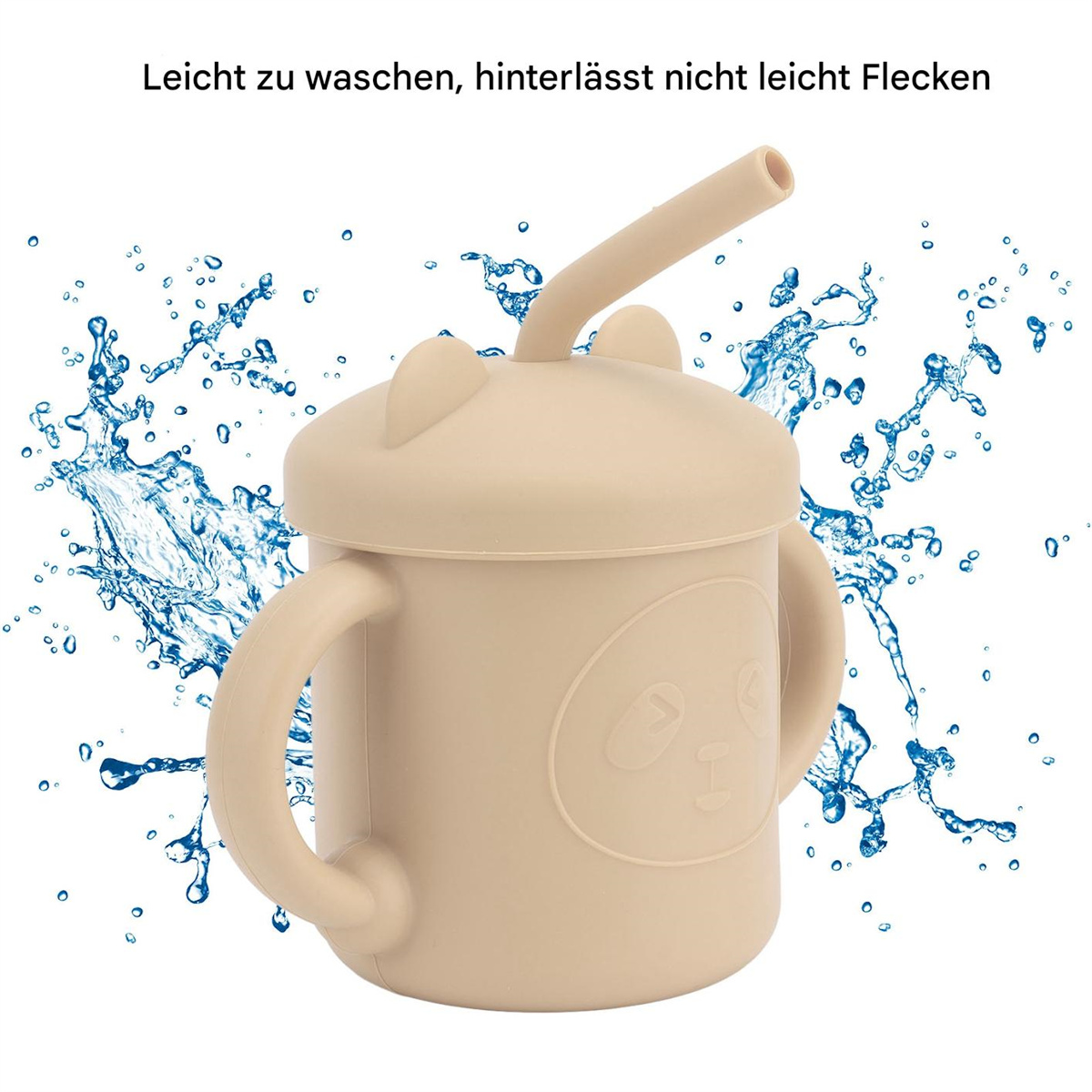 Ein beiger Babybecher mit Deckel und Strohhalm. Der Becher befindet sich in einem Wasserspritzer.