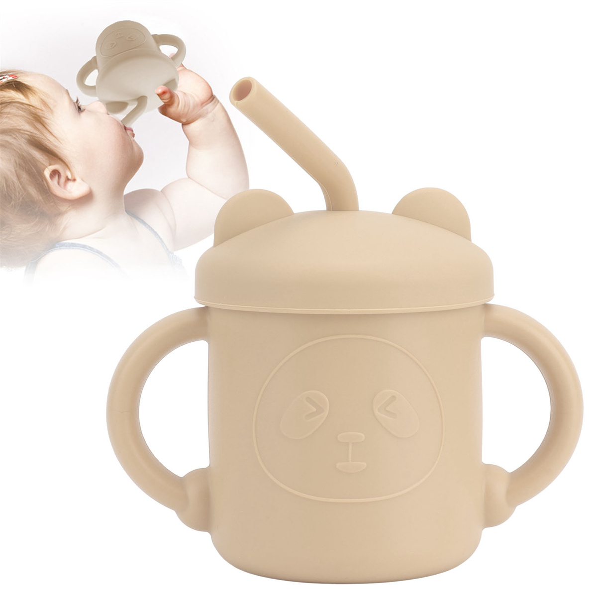 Ein beiger Panda-Becher mit Strohhalm, ein Baby trinkt im Hintergrund aus einem ähnlichen Becher.