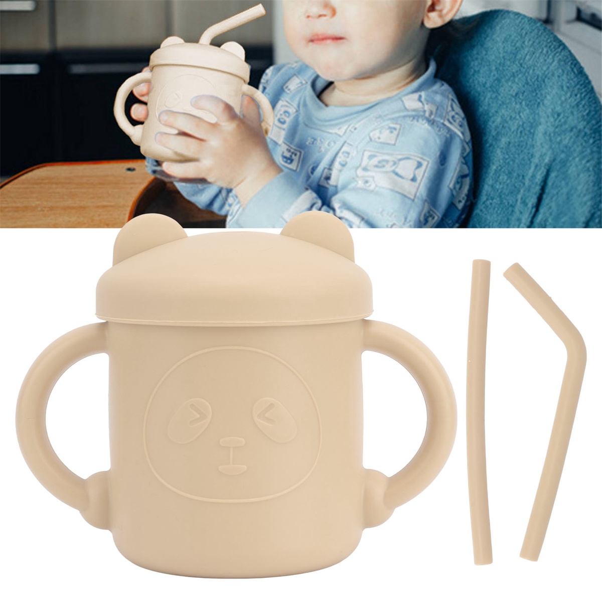 Beigefarbener Trinkbecher mit Bärengesicht, Deckel, Henkeln und Kind im Hintergrund.