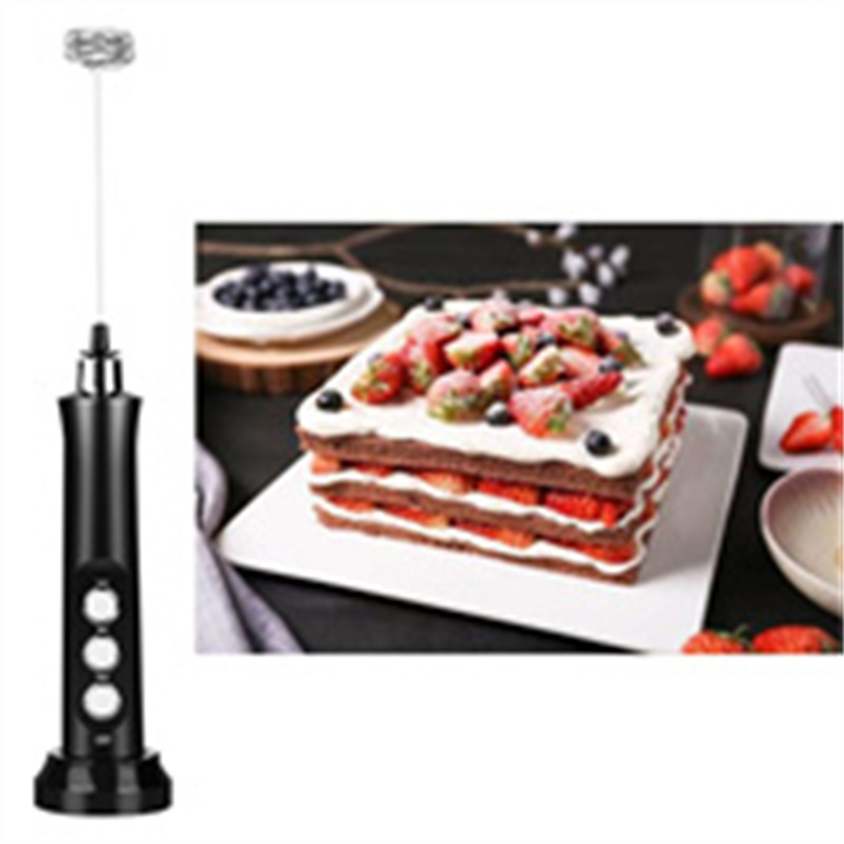 Schwarzer Handmilchaufschäumer neben einem Erdbeerkuchen mit Blaubeeren, Erdbeeren und Kuchen.