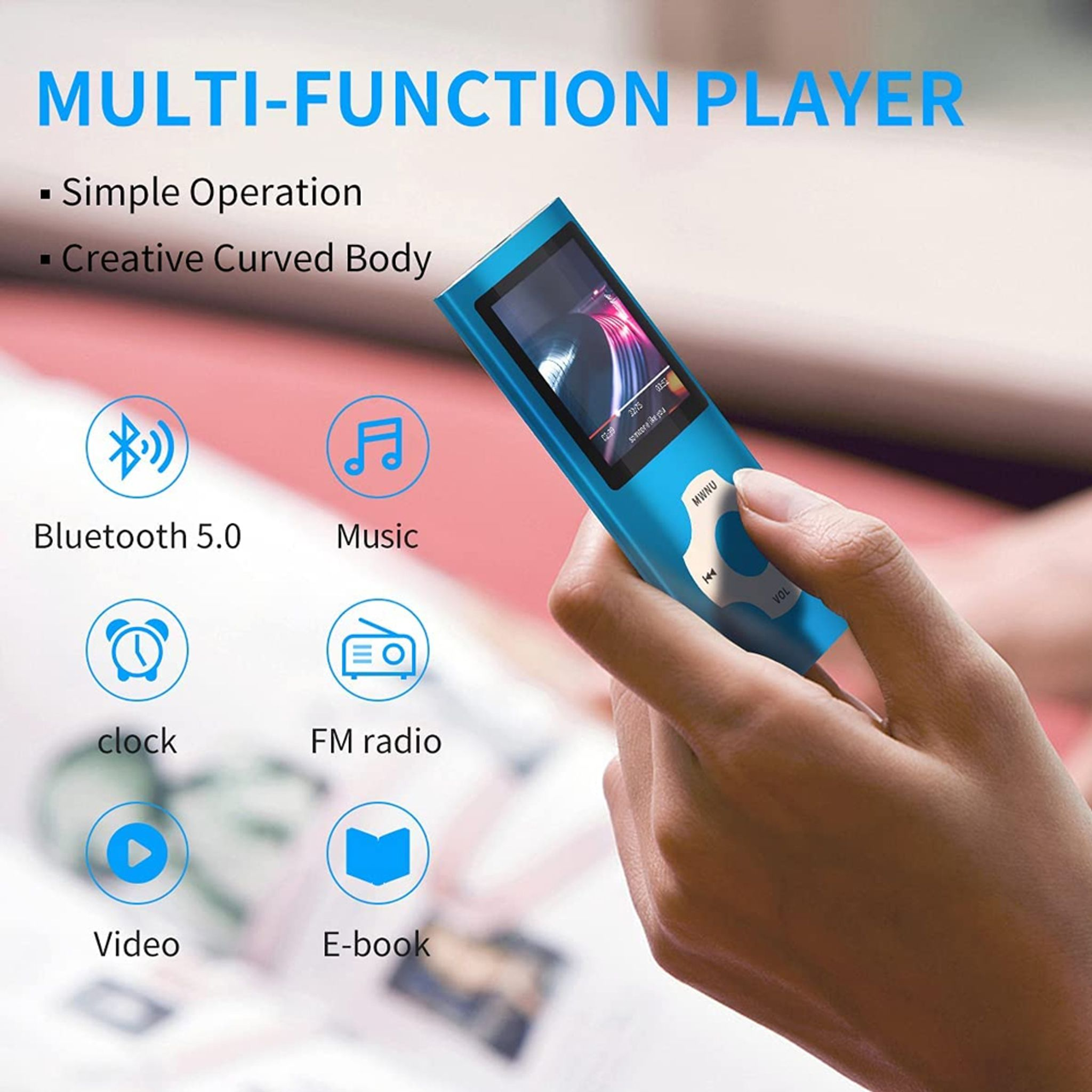 Blauer MP3-Player mit Bildschirm und Knöpfen. Er hat Bluetooth, Uhr, Musik, Radio, Video und E-Book-Funktionen.
