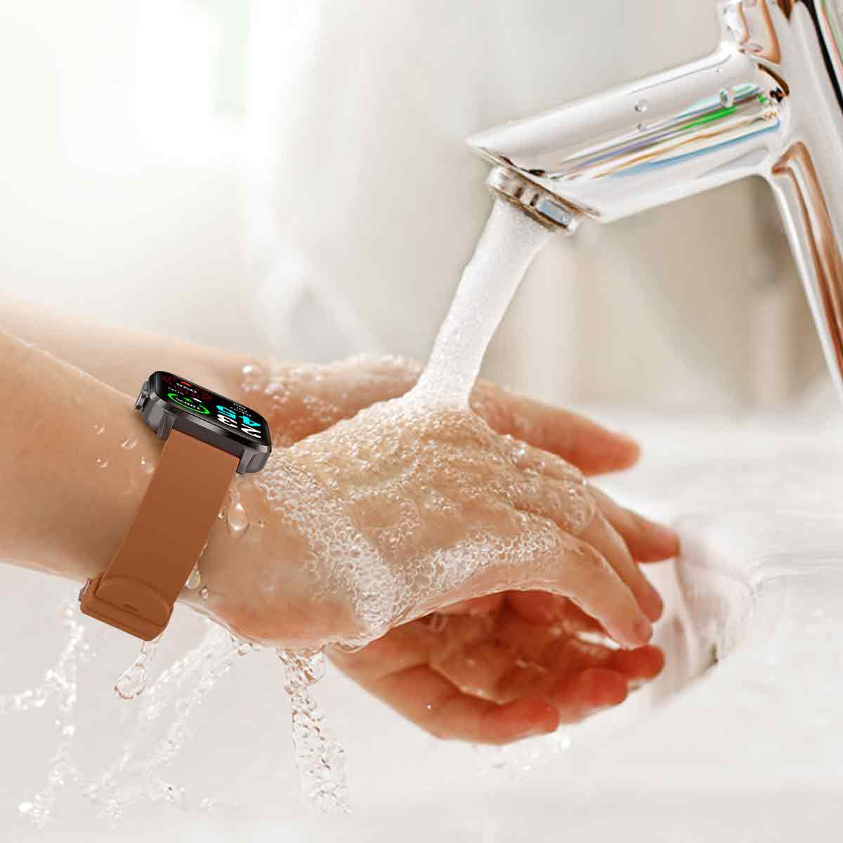Die Hand einer Person, die eine Uhr unter fließendem Wasser wäscht. Die Uhr hat ein braunes Armband.