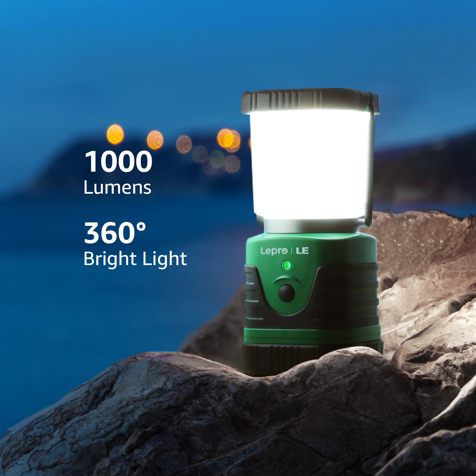 Grüne und schwarze Laterne. Nachtszene. Text: 1000 Lumen, 360° helles Licht.