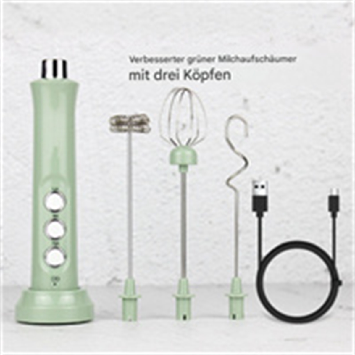 Grüner Milchaufschäumer mit drei Aufsätzen und USB-Ladekabel.