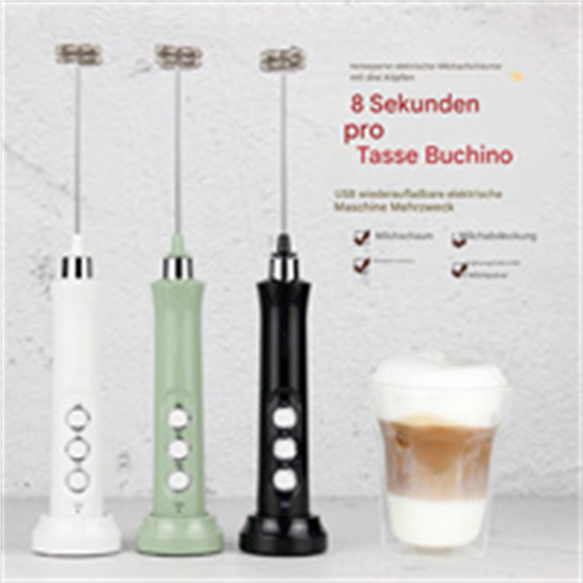 Drei Milchaufschäumer. Weiß, grün und schwarz. Rechts ein Glas Latte.