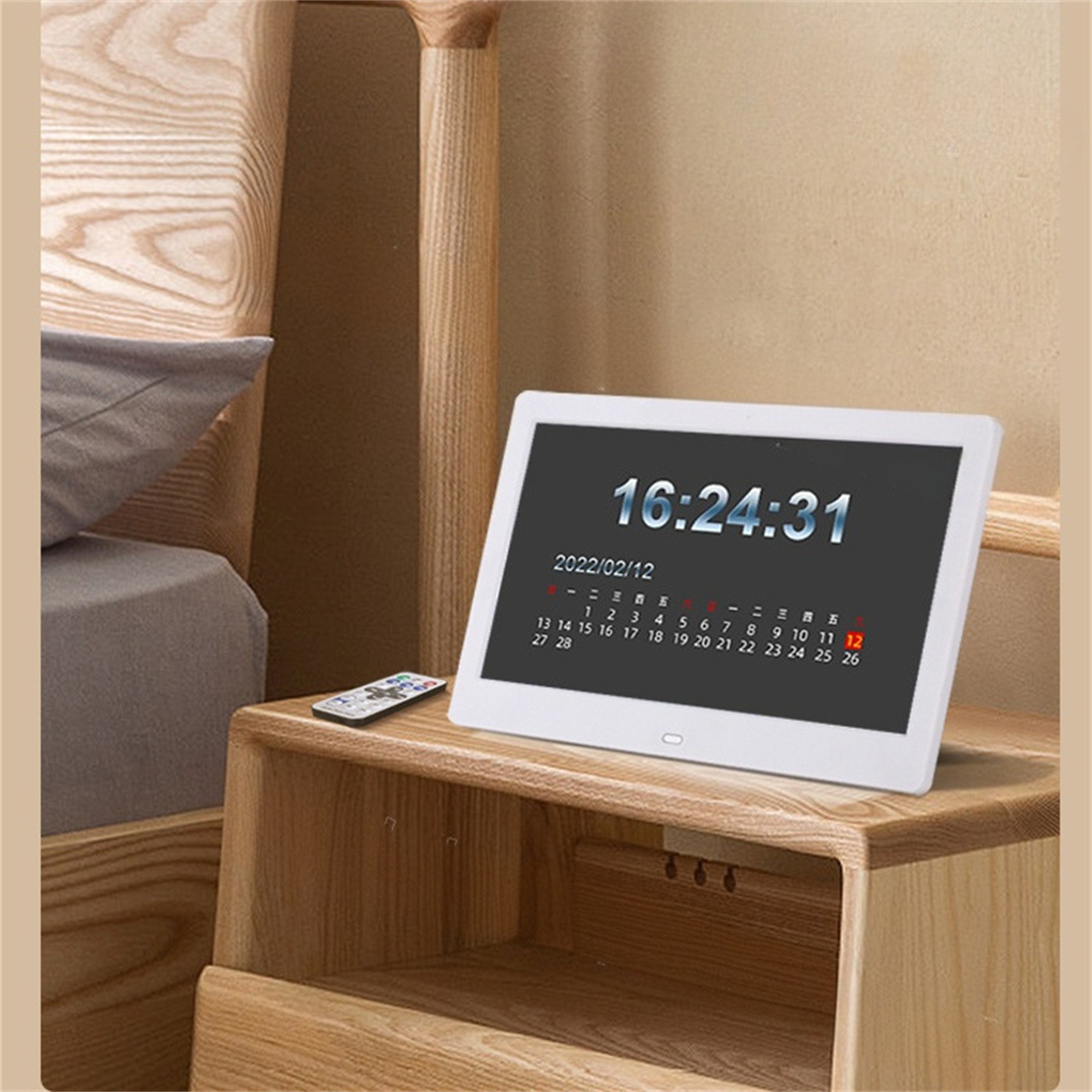 Digitaluhr auf einem Nachttisch mit Kalenderanzeige und Fernbedienung, neben einem Bett, Holzmöbel.