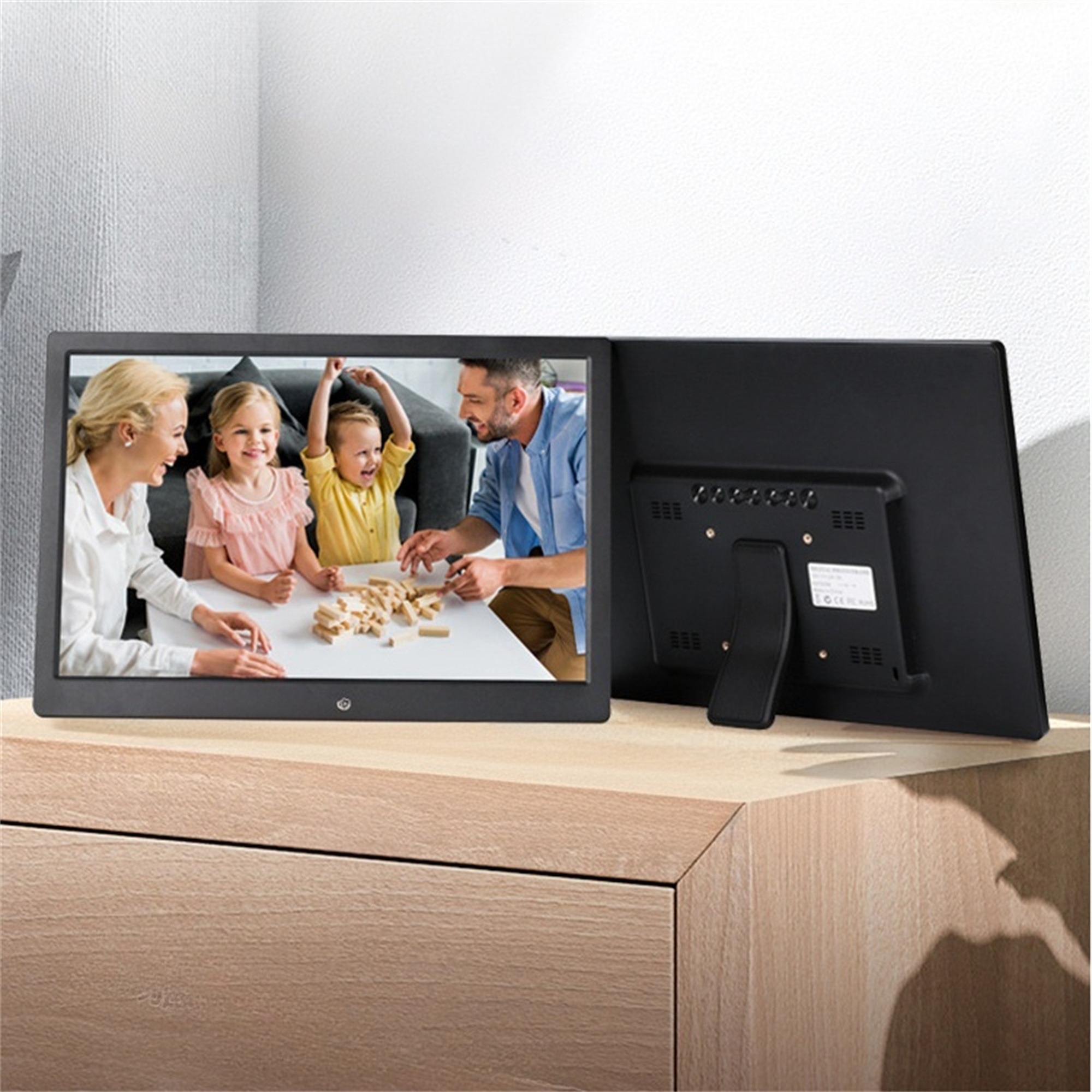 Digitaler Bilderrahmen mit Familienfoto. Zwei Rahmen stehen auf einer Holzoberfläche.