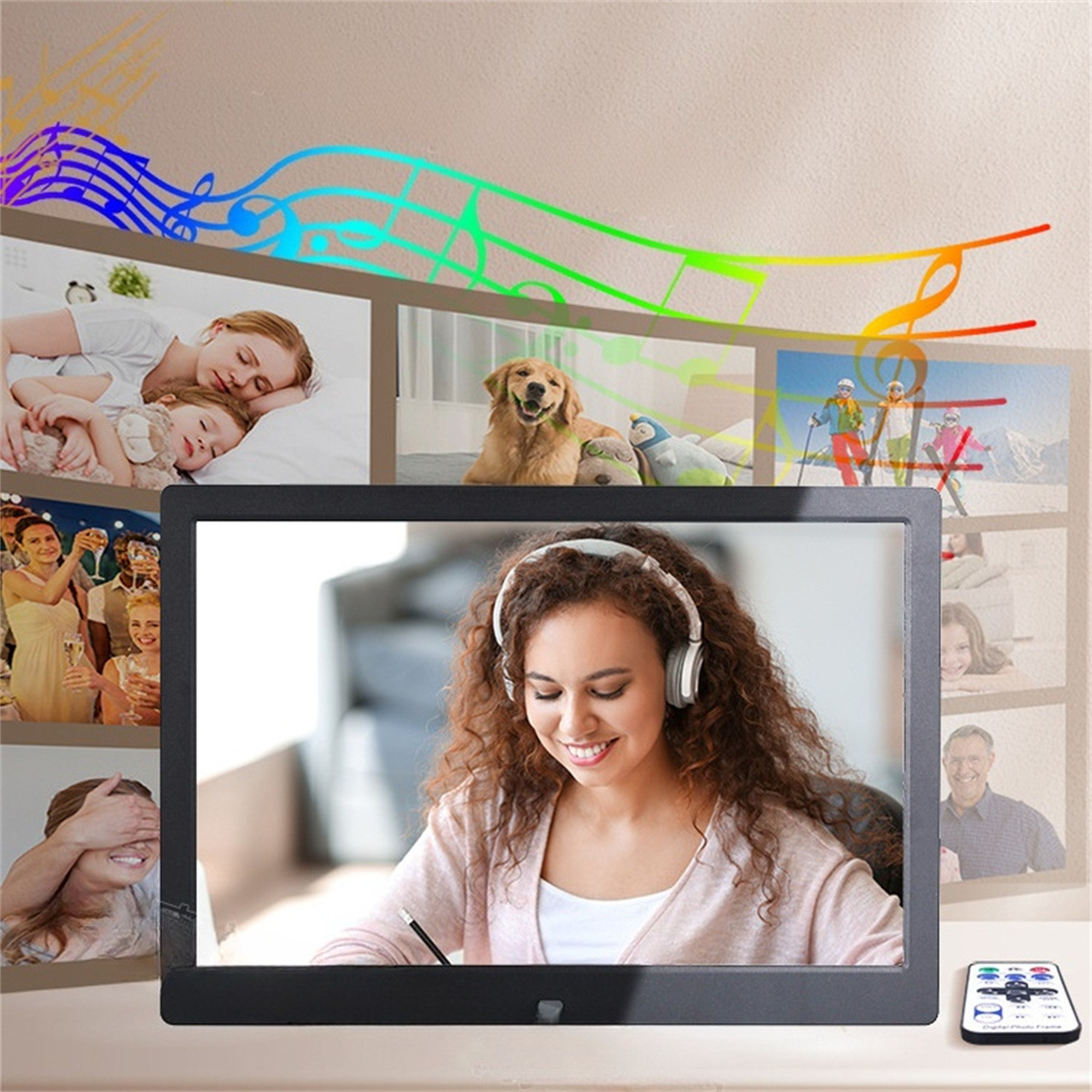 Frau betrachtet Fotos auf einem digitalen Rahmen. Fotos von Familie und Freunden werden angezeigt.