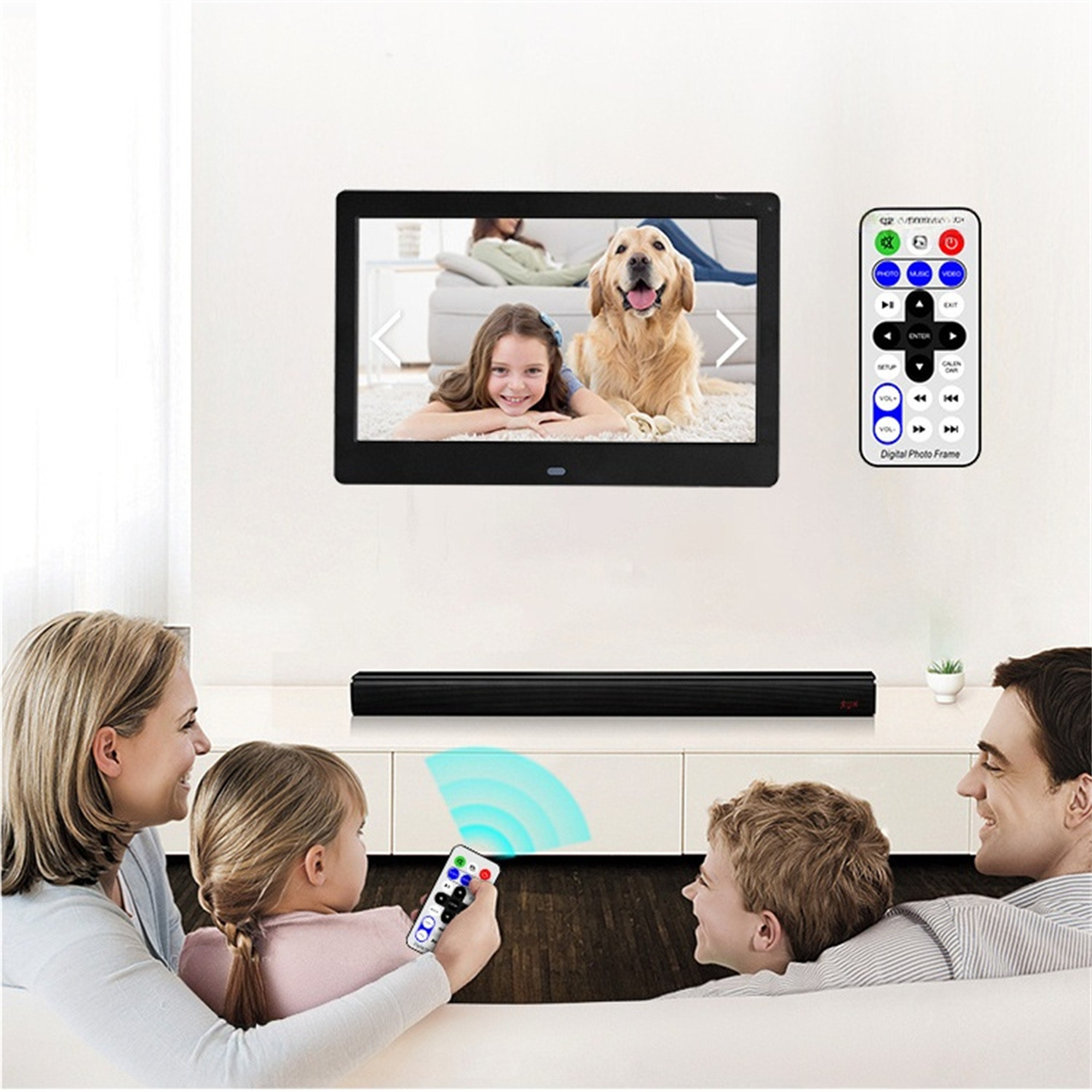 Familie sieht fern. Digitaler Bilderrahmen an der Wand, Fernbedienung in der Hand. Hund im TV.