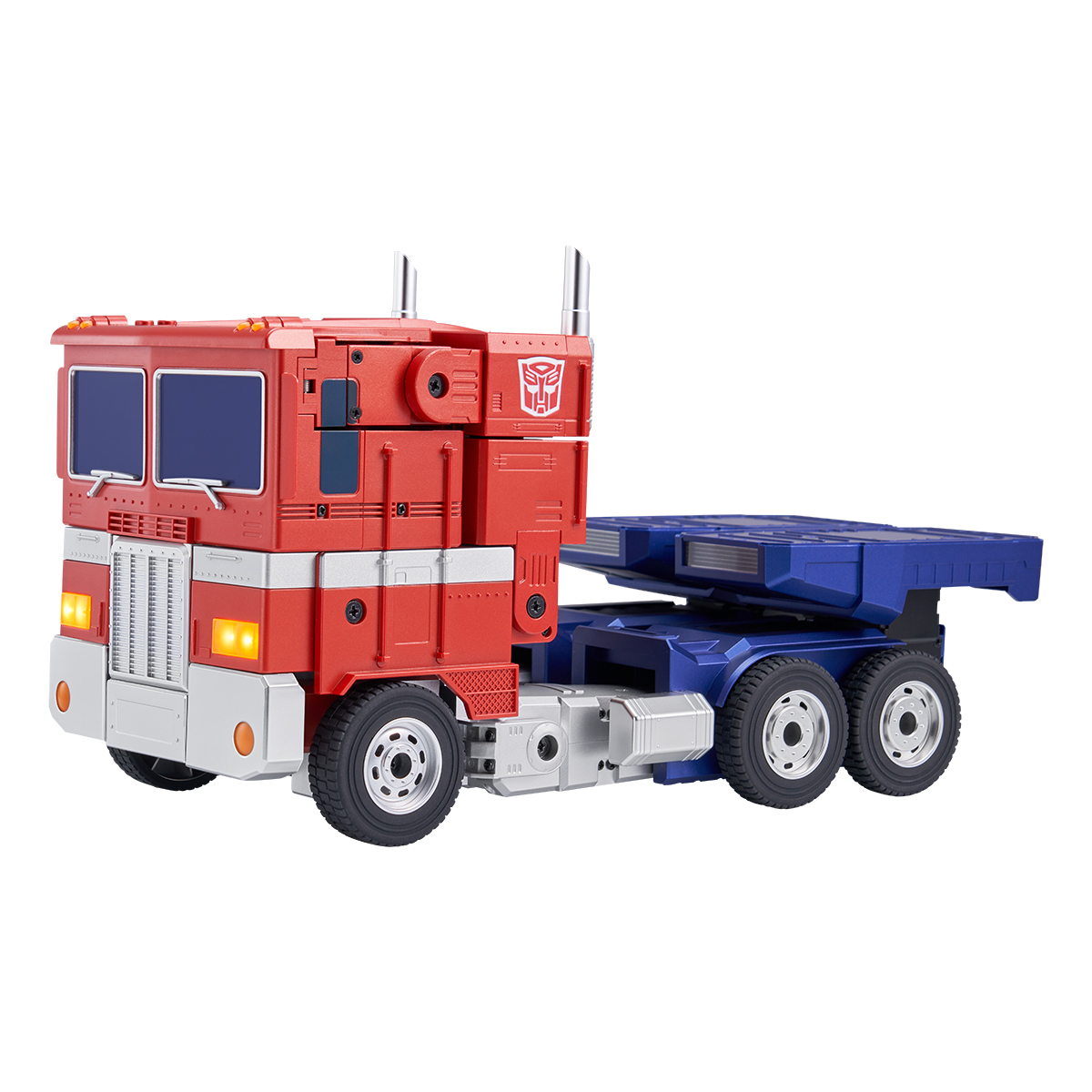 Camión de juguete rojo y azul que se asemeja a Optimus Prime. Fondo blanco.