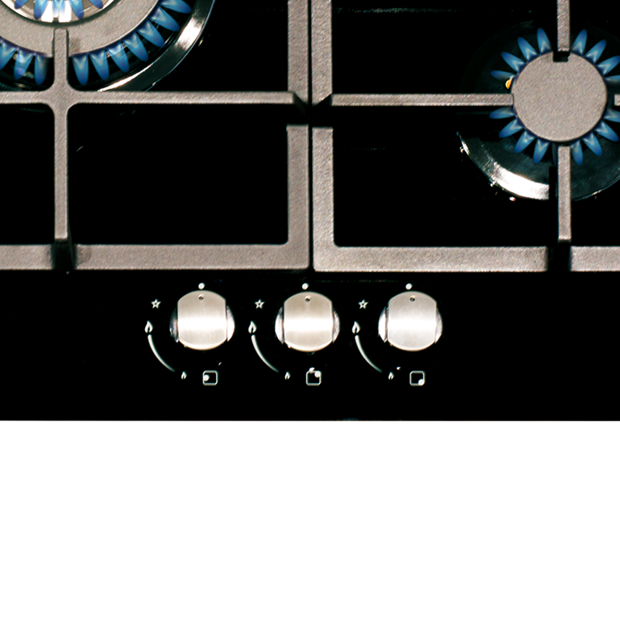 Zbliżenie czarnej kuchenki gazowej z czterema palnikami. Pokrętła są srebrne z ikonami płomienia.