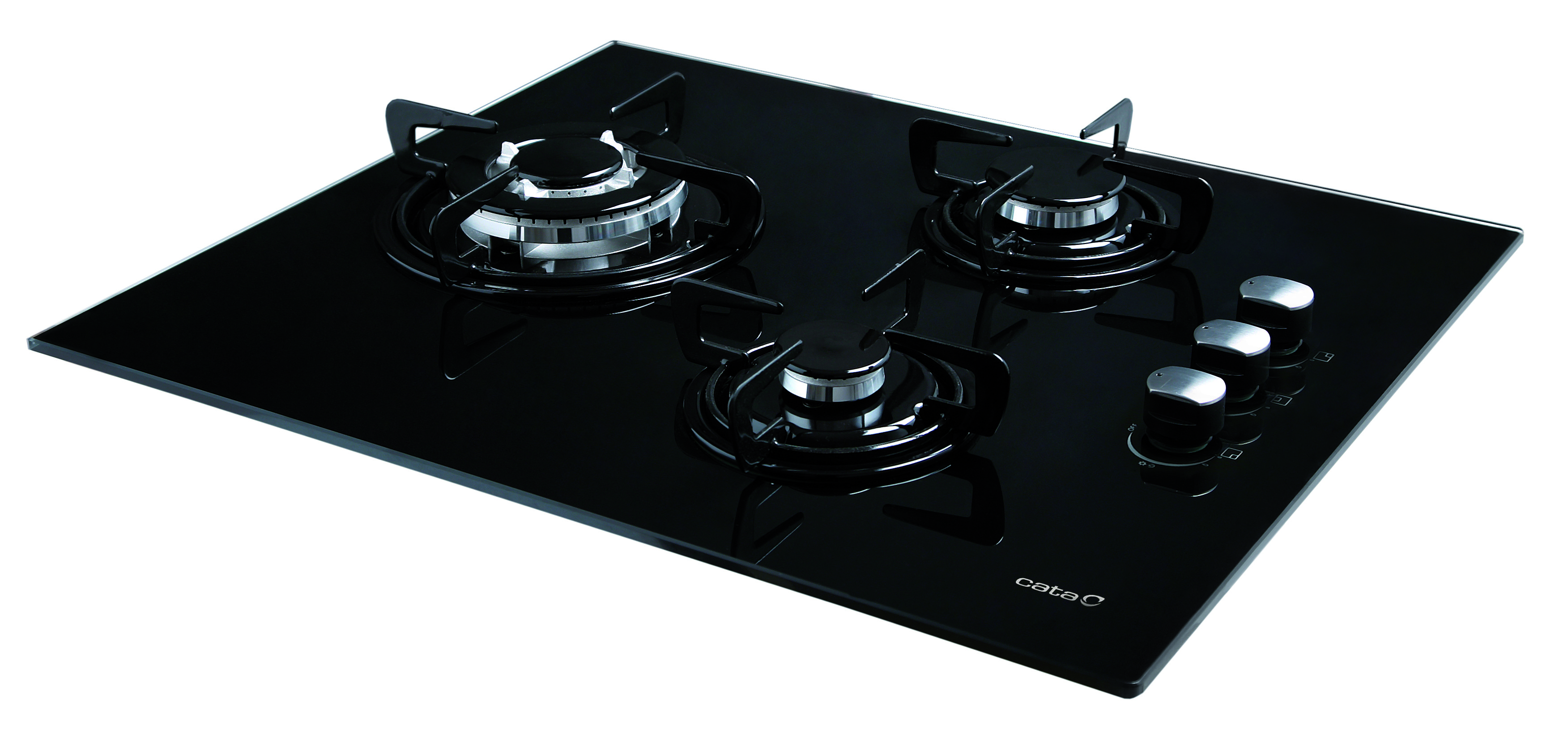 Czarna kuchenka gazowa z trzema palnikami i srebrnymi pokrętłami na białym tle.