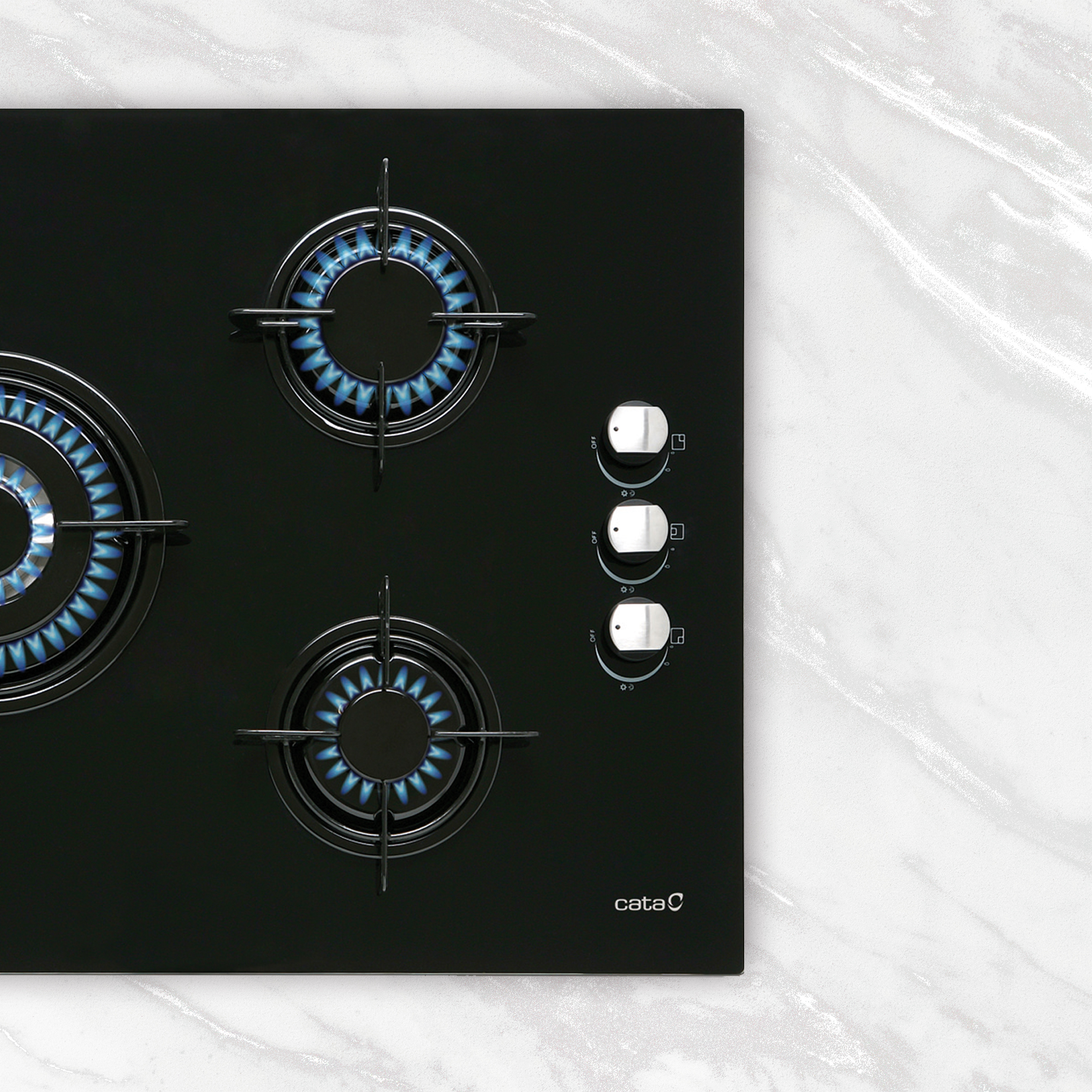 Czarna płyta gazowa z niebieskimi płomieniami. Białe i marmurowe tło.