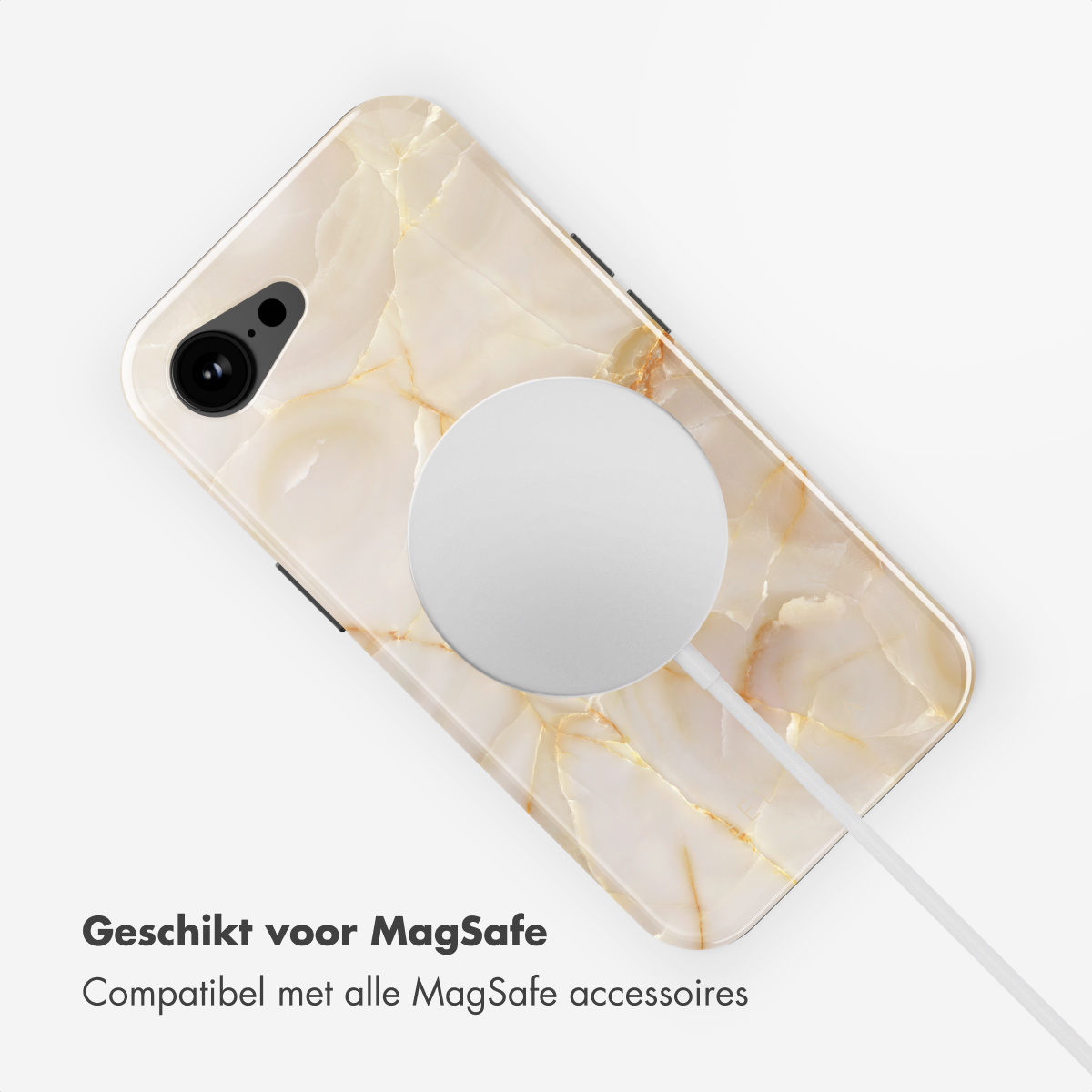 Un telefono con design marmorizzato e un caricabatterie MagSafe bianco collegato.