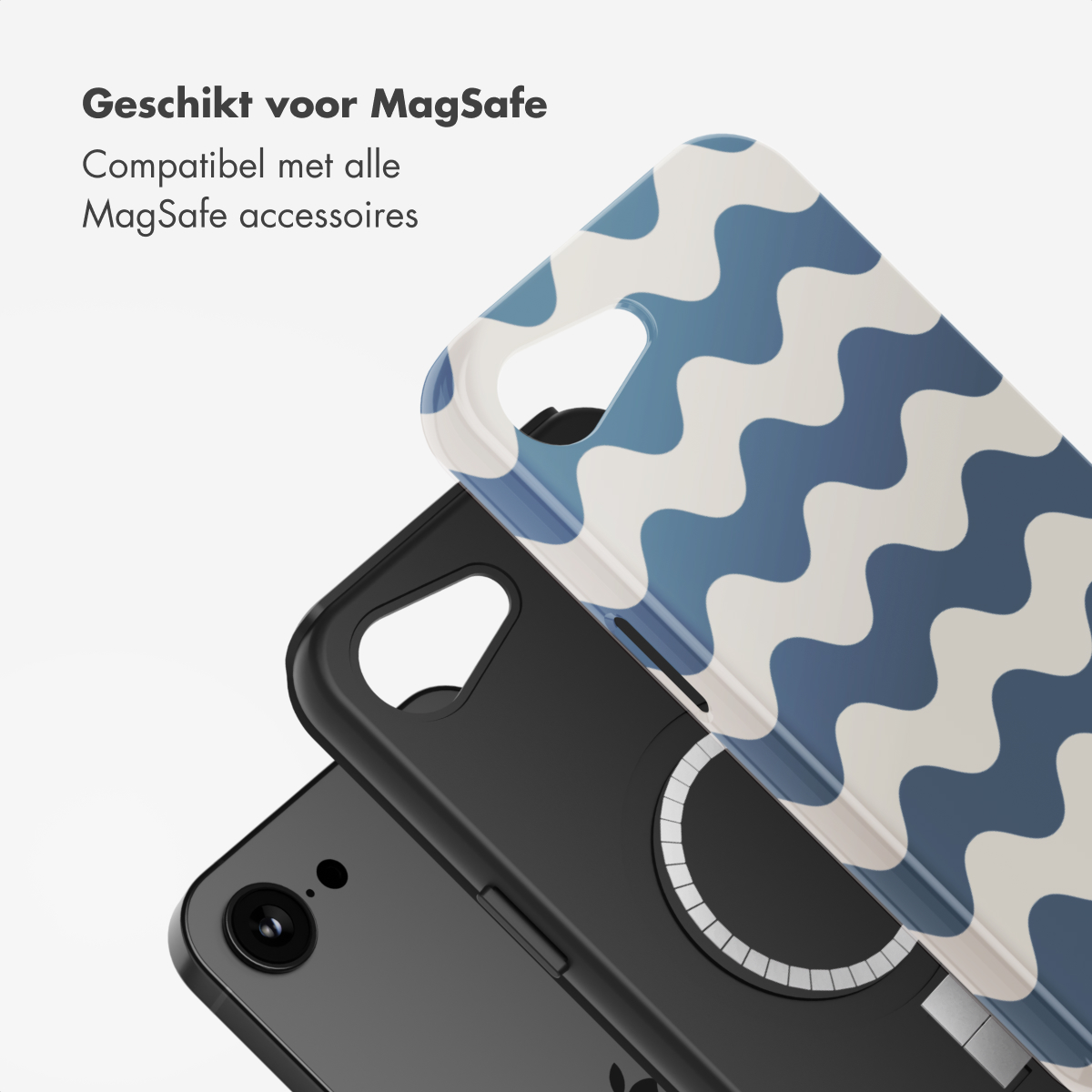 Deux coques de téléphone, une sur un téléphone, l'autre avec un motif ondulé bleu et blanc.