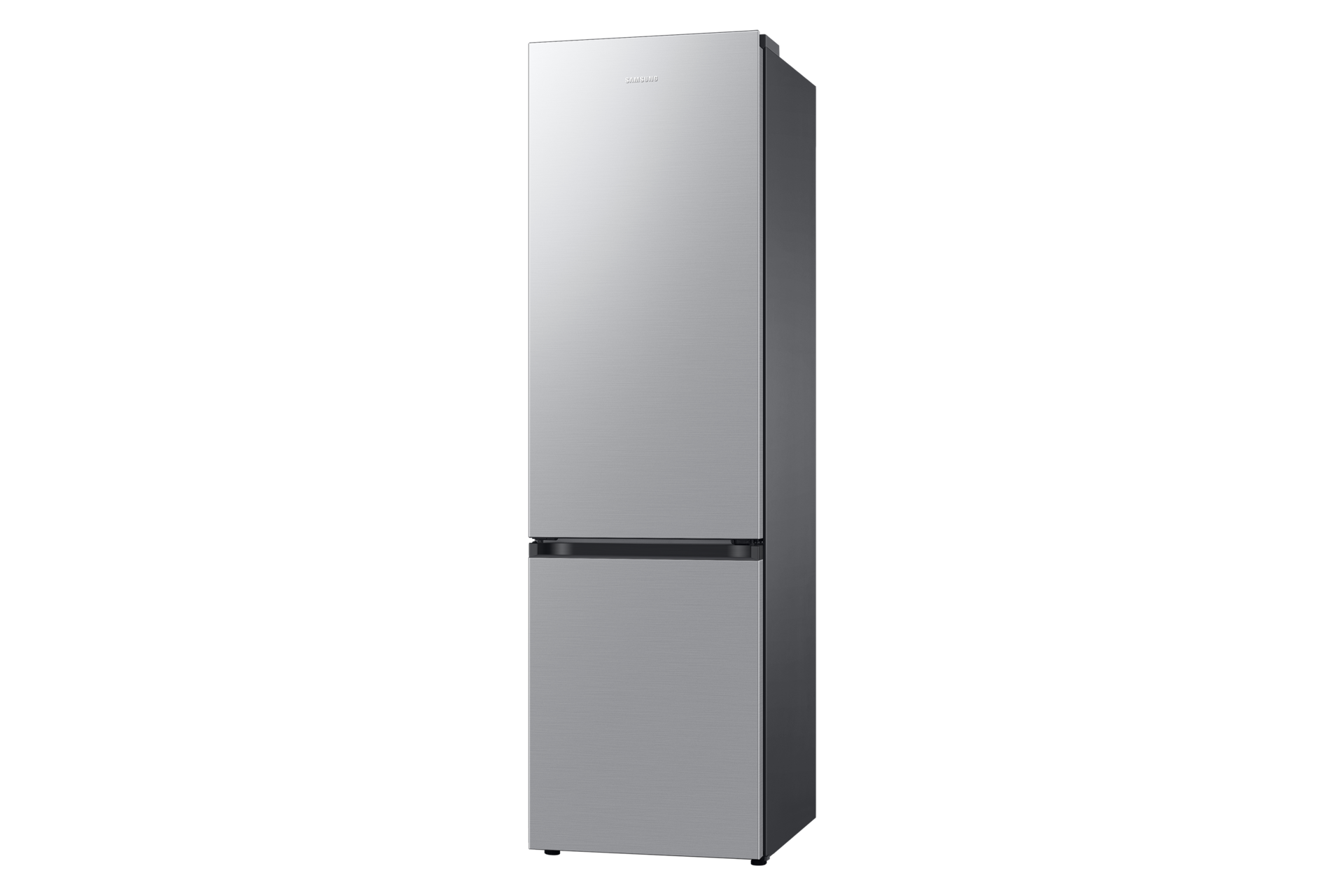 Ein silberner Kühlschrank mit zwei Türen auf schwarzem Hintergrund.