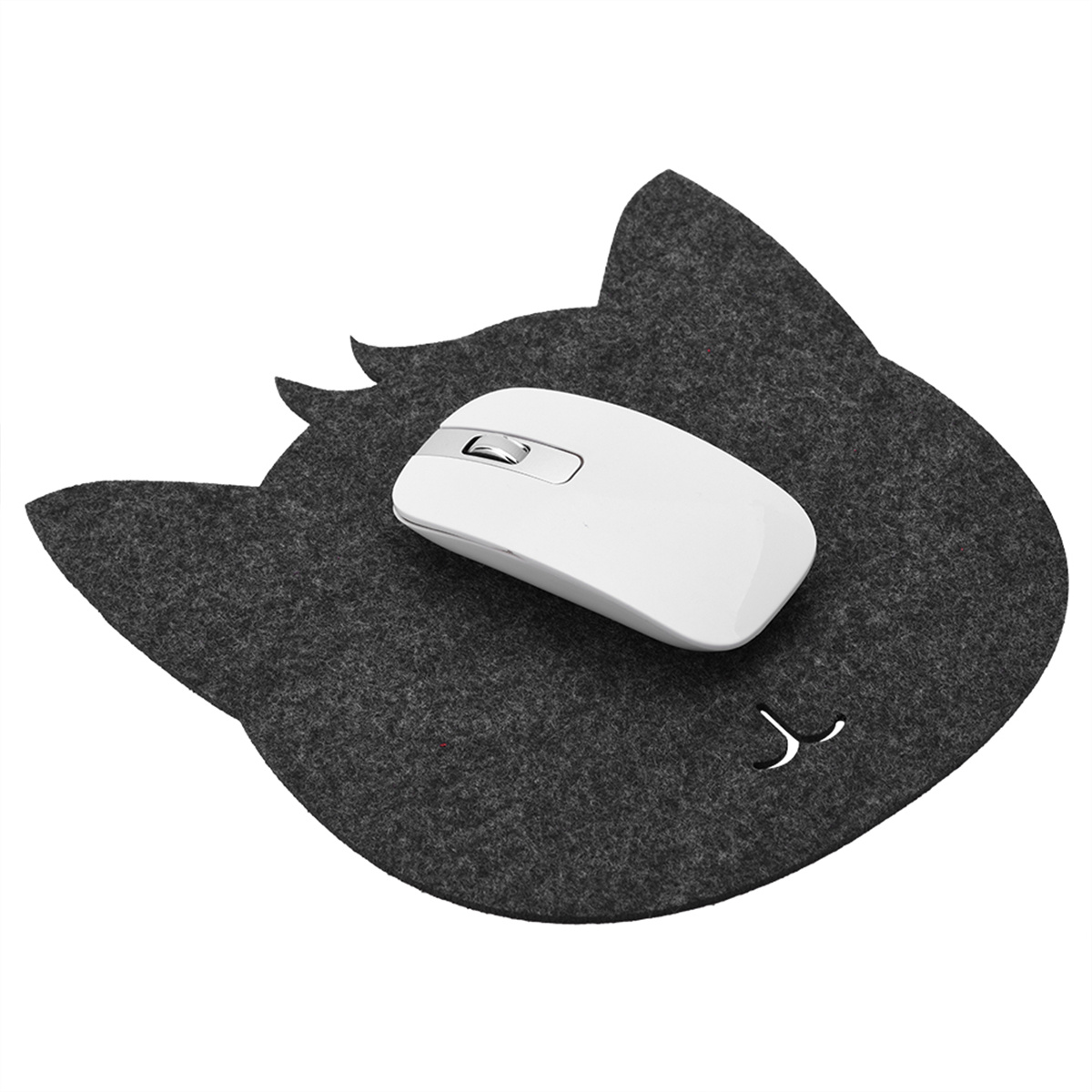 Eine weiße Maus auf einem katzenförmigen grauen Mauspapier, auf weißer Oberfläche.