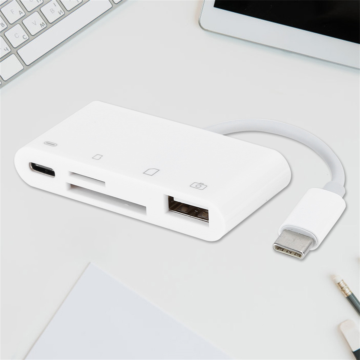 Weißer Kartenleser mit USB- und Typ-C-Anschlüssen, auf einem weißen Schreibtisch.