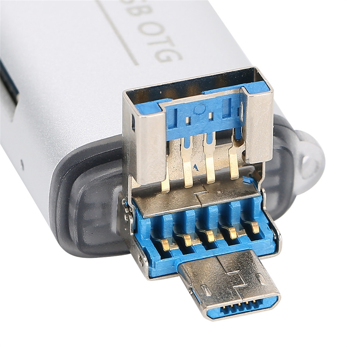 USB-Stick mit blauem und silbernem USB-A- und USB-C-Anschluss.