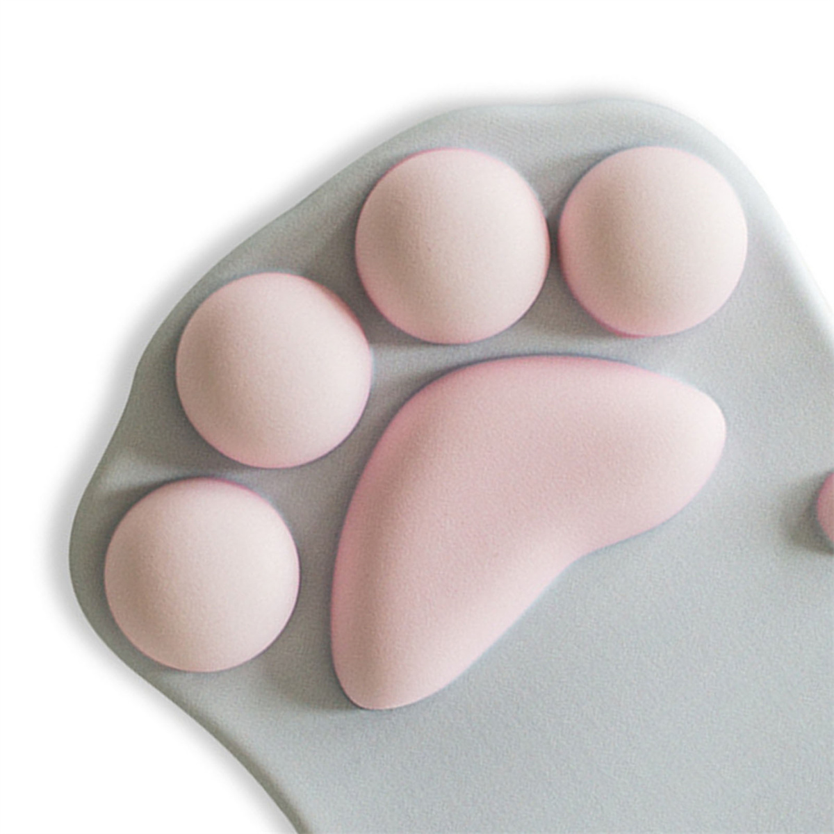 Nahaufnahme eines hellgrauen Mauspads mit rosa pfotenförmigen Pads.