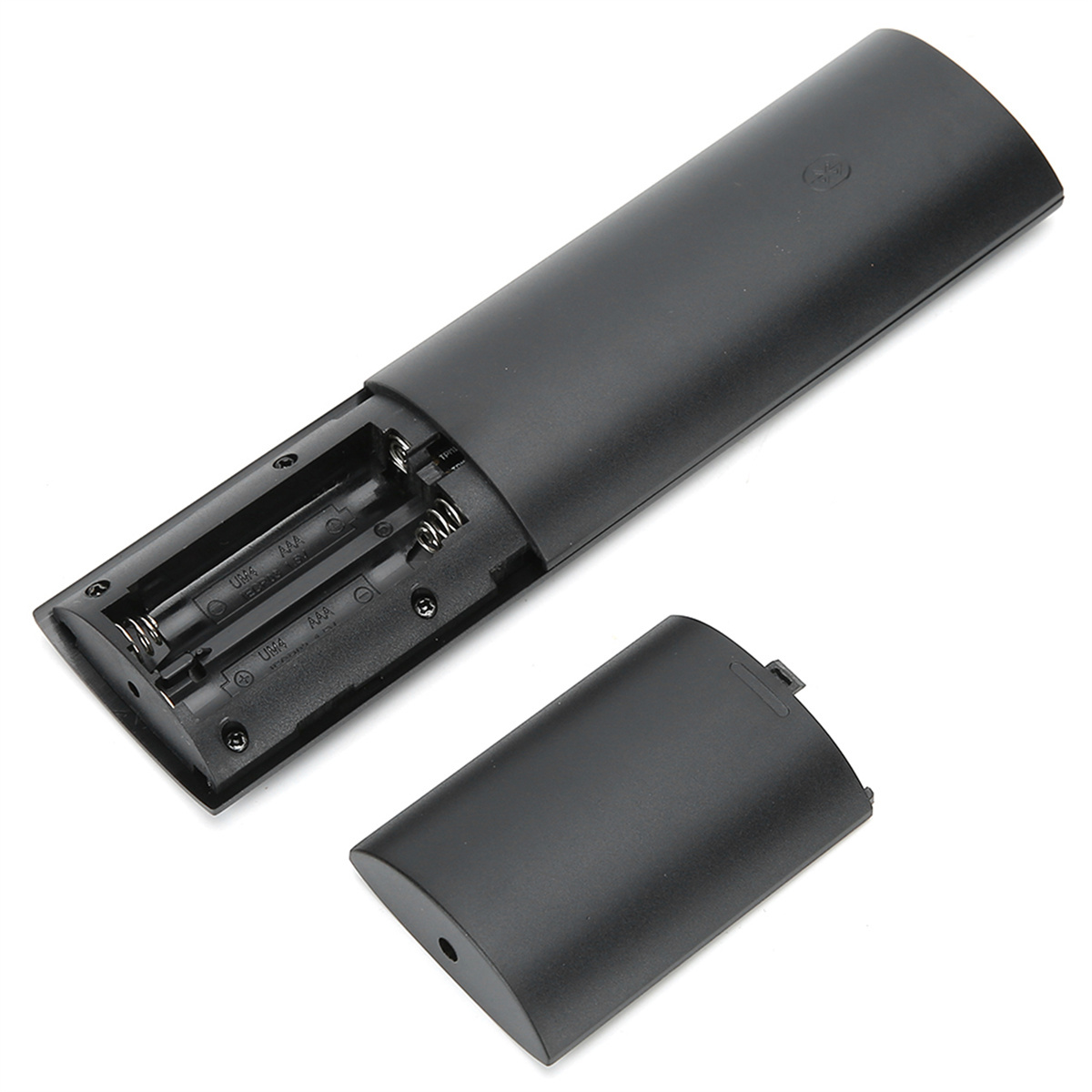 Schwarze Fernbedienung mit geöffnetem Batteriefach, Batterien sichtbar.