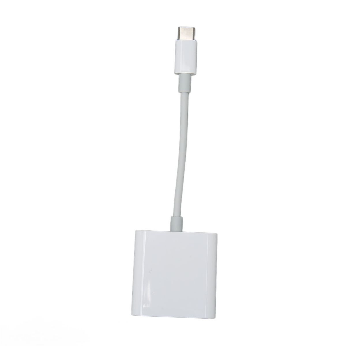Weißer USB-C-Adapter, der mit einem weißen USB-C-Anschluss verbunden ist. Der Hintergrund ist weiß.