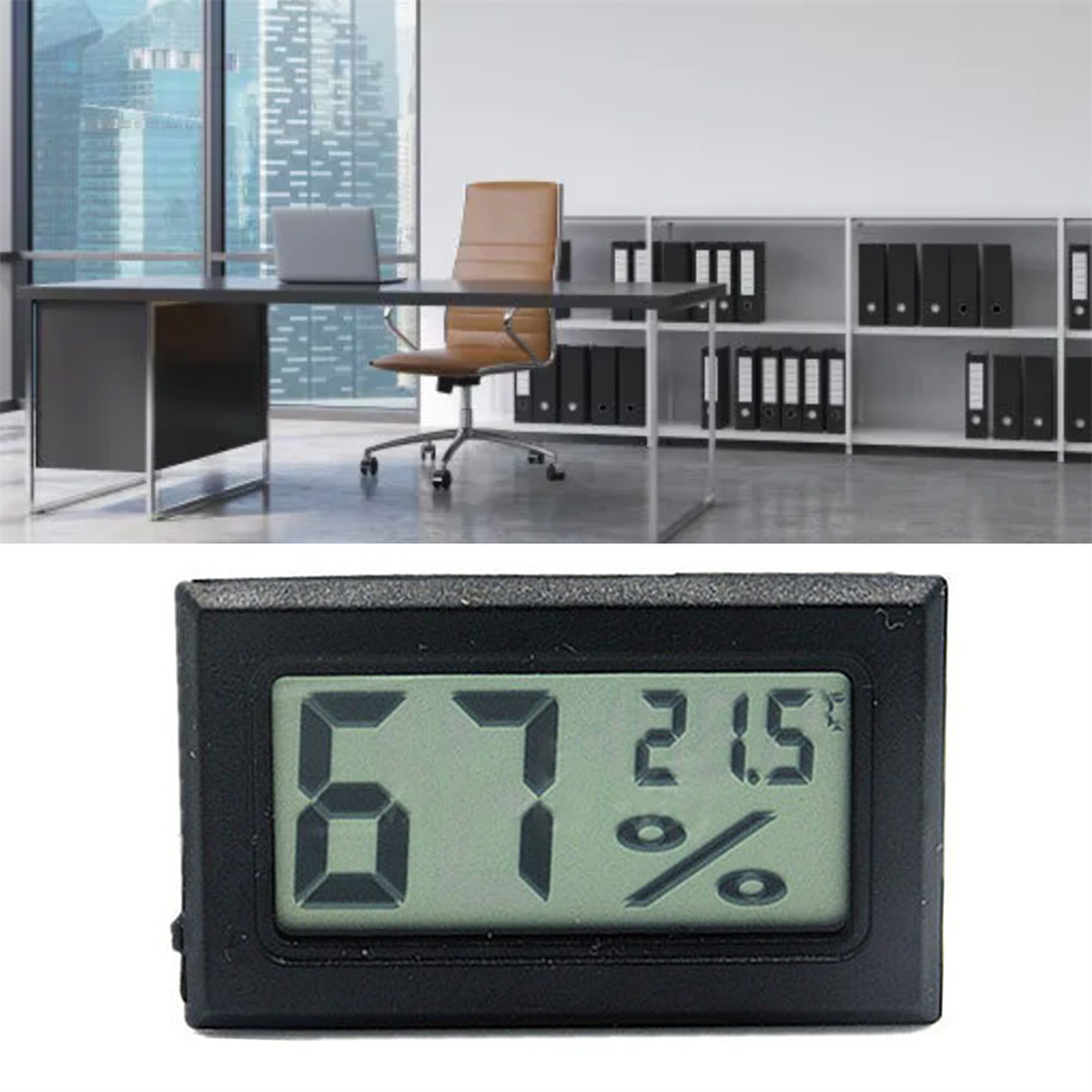 Ein Schreibtisch in einem Büro mit Laptop und einem kleinen Digitaldisplay, das Luftfeuchtigkeit und Temperatur anzeigt.