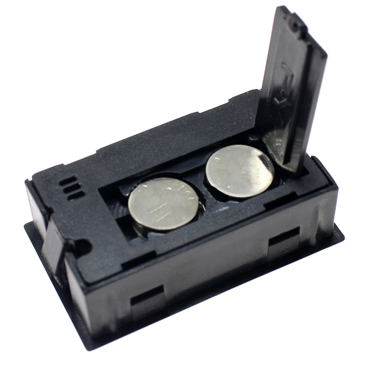 Ein schwarzer Batteriehalter mit zwei silbernen Batterien darin, mit offenem Deckel.