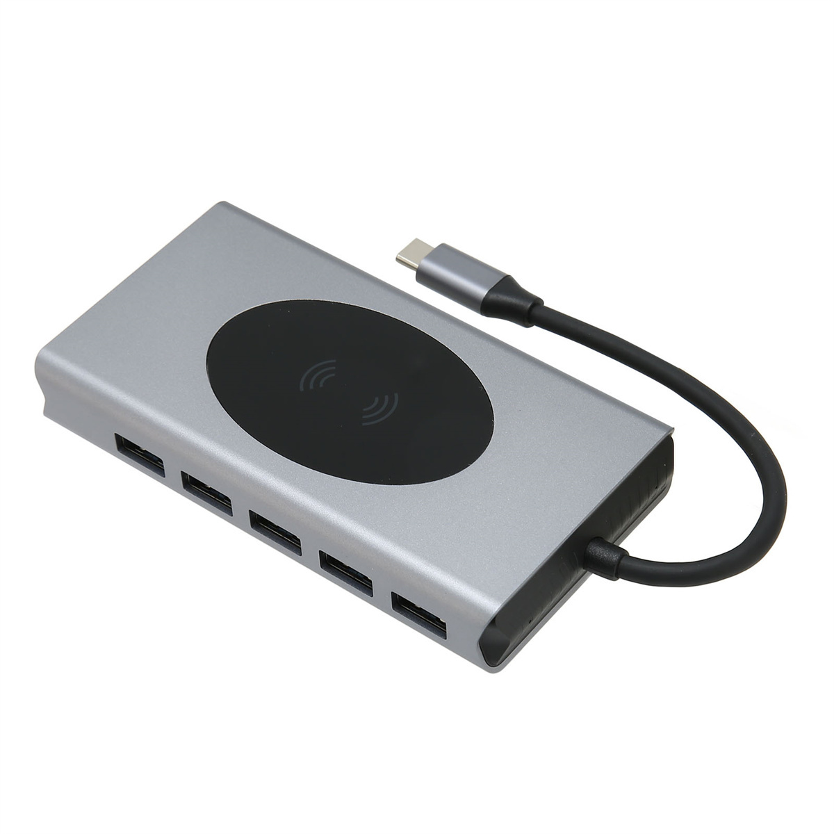 Ein silberner USB-C-Hub mit mehreren Anschlüssen und einem kabellosen Ladepad. Ein schwarzes Kabel ist angeschlossen.