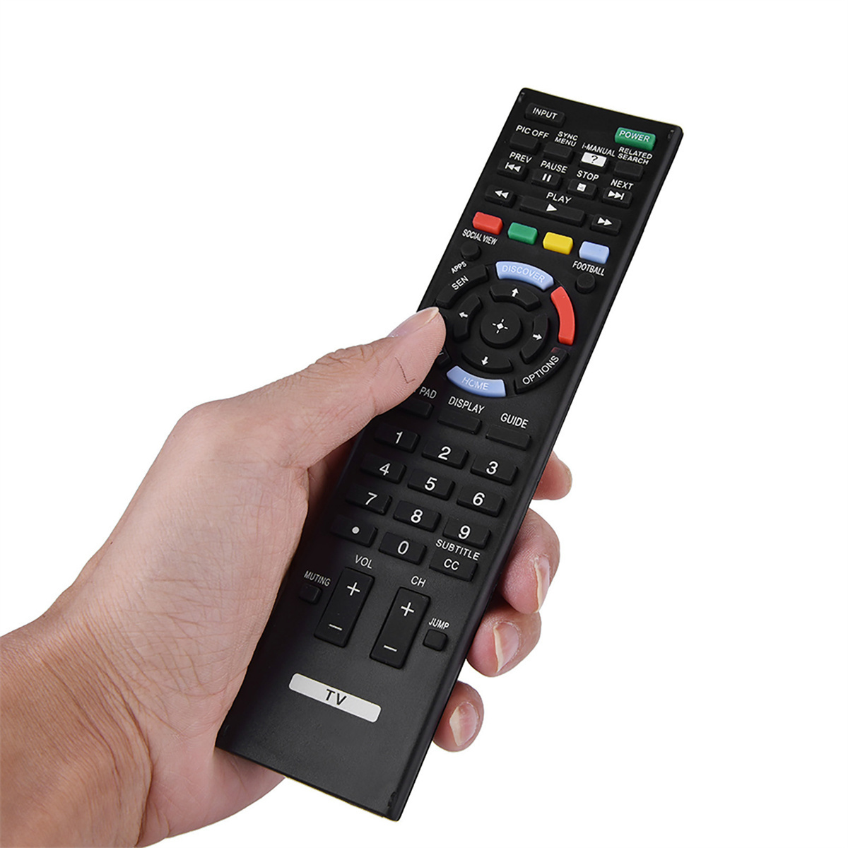 Die Hand einer Person, die eine schwarze Fernbedienung mit mehreren Knöpfen hält. Die Fernbedienung ist für einen Fernseher.