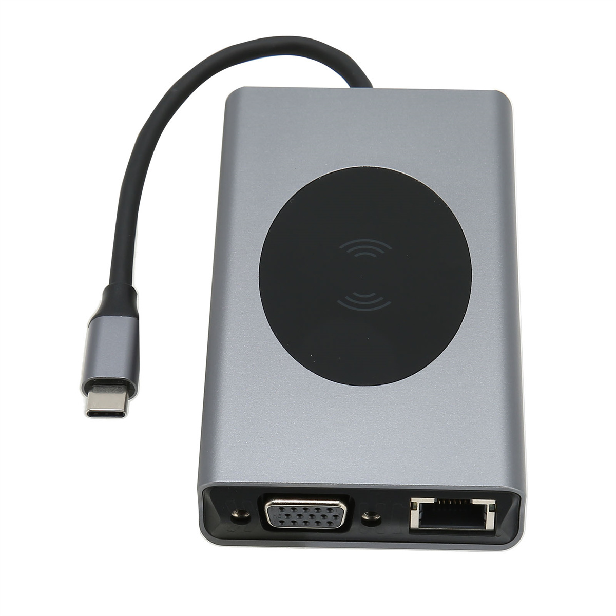 Ein silberner USB-C-Hub mit mehreren Anschlüssen. Er verfügt über einen Ladeanschluss und mehrere Anschlüsse für die Konnektivität.