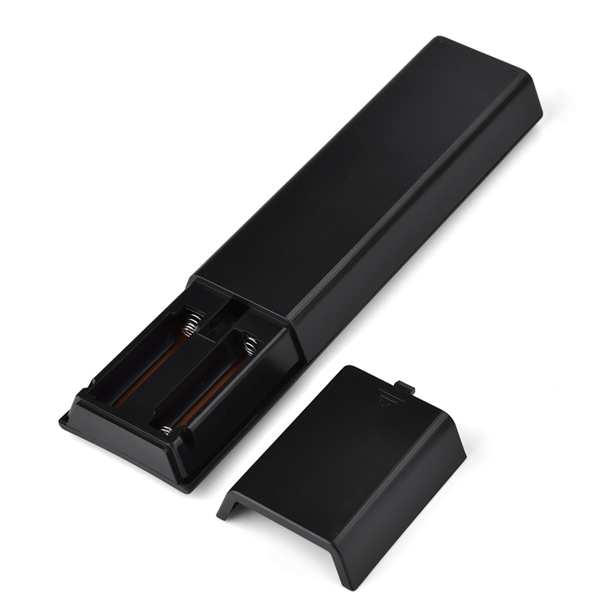 Eine schwarze Fernbedienung mit geöffnetem Batteriefach und separater Abdeckung.