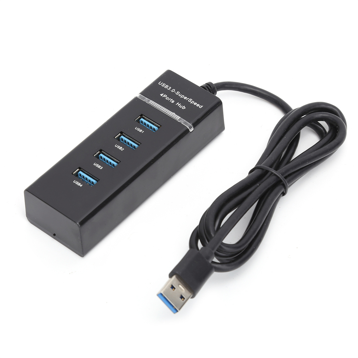Schwarzer USB-Hub mit vier Anschlüssen und einem USB-Kabel. Weißer Hintergrund.