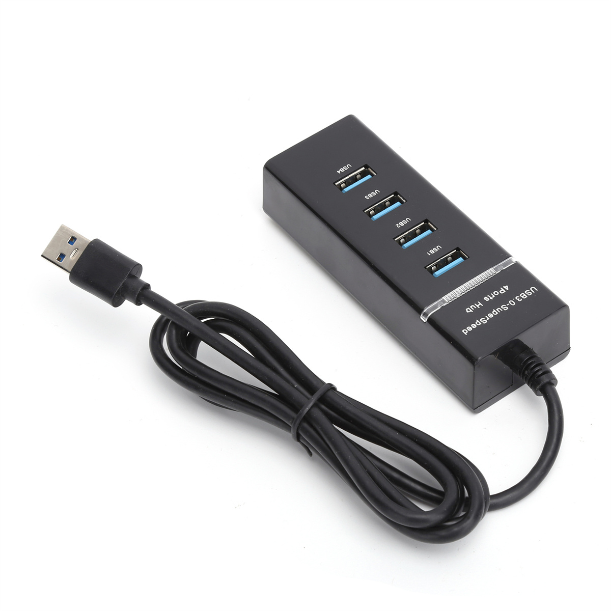 Ein schwarzer USB-Hub mit mehreren USB-Anschlüssen und einem schwarzen Kabel, auf weißem Grund.