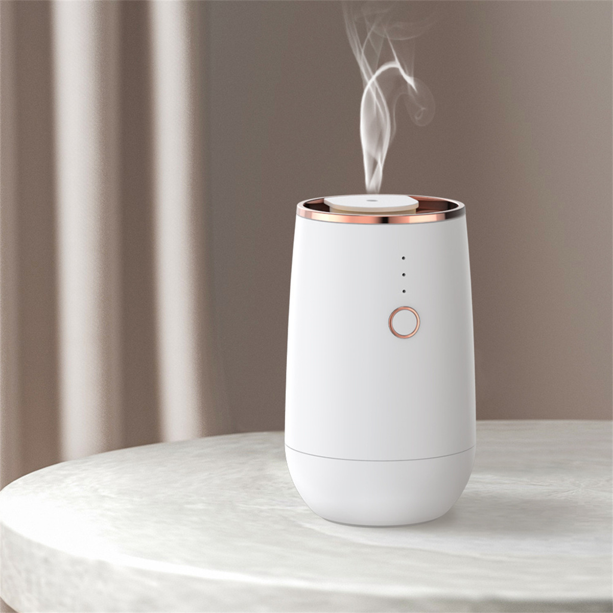 Weißer Diffusor mit Goldrand, der Dampf abgibt. Auf einem weißen Tisch aufgestellt.