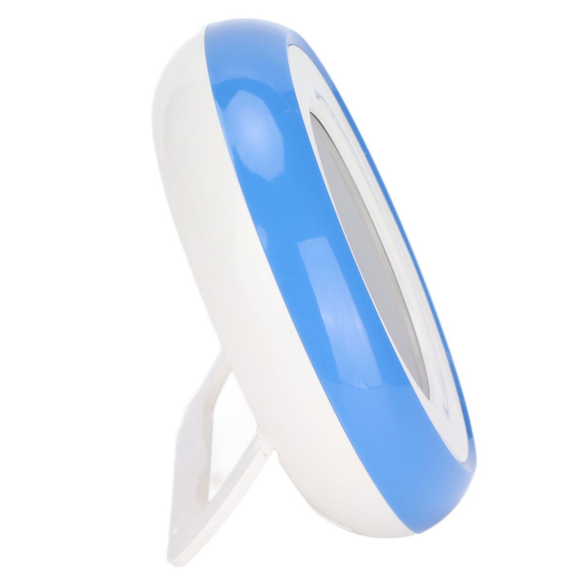Ein weißer, blau umrandeter Timer auf einem weißen Ständer, abgewinkelt, um das Zifferblatt zu zeigen. Es ist ein digitales Gerät.