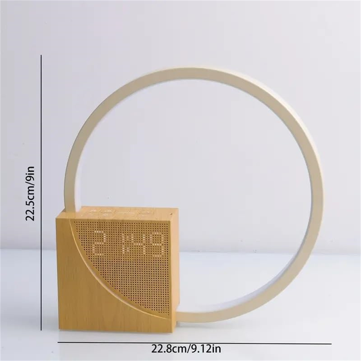 Holzblockuhr mit kreisförmigem Licht darüber. Die Uhr zeigt die Zeit 2:14 an.