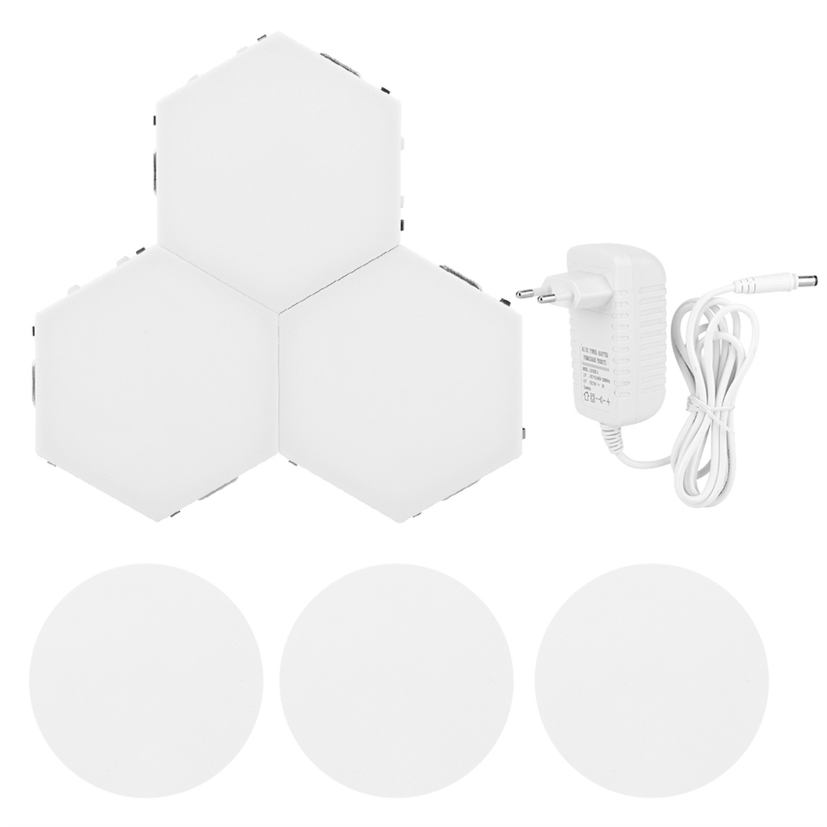 Drei sechseckige und drei kreisförmige weiße LED-Leuchten, die an einen Adapter und ein Netzkabel angeschlossen sind.