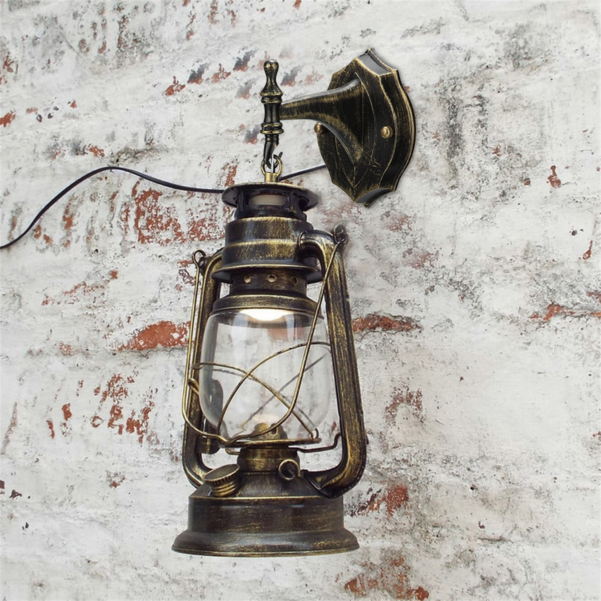 Eine Wandlampe im antiken Stil aus Bronze mit einer Glaslaterne. Sie ist an einer weißen Backsteinmauer befestigt.