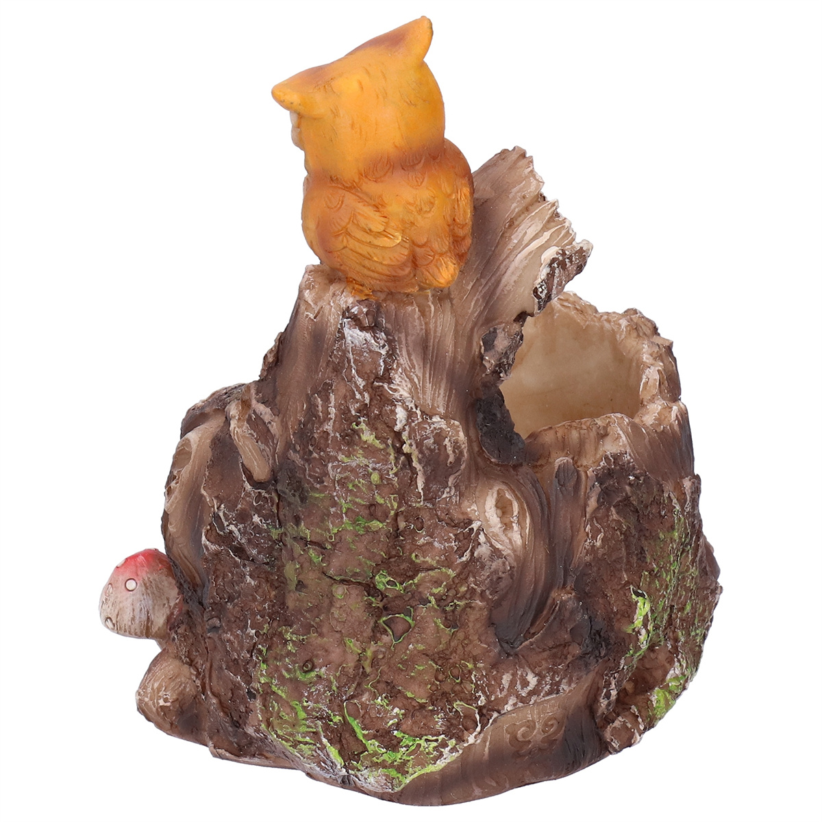 Eine dekorative Eulenfigur auf einem braunen Baumstumpf mit einem kleinen Pilz.