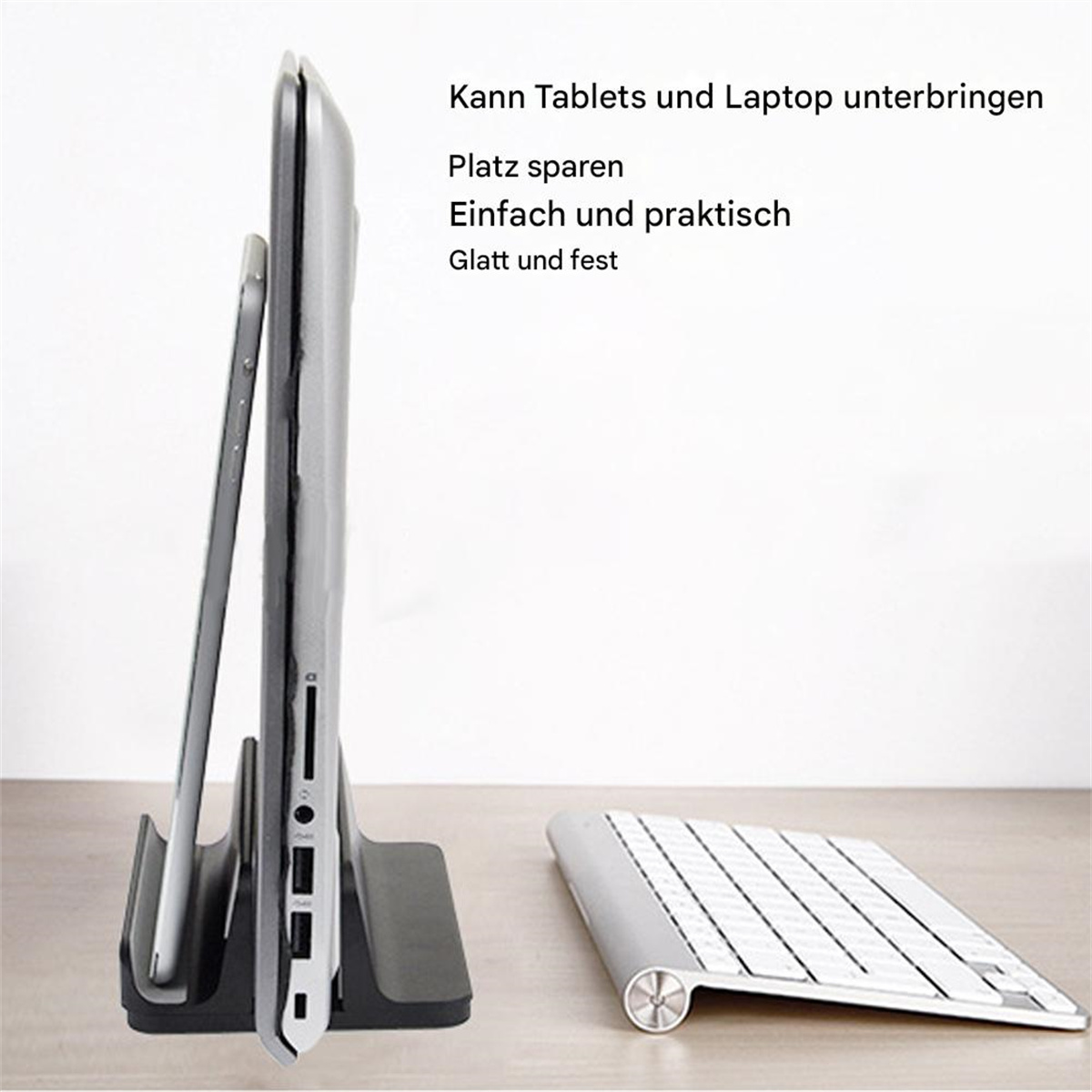 Ein Ständer, der ein Tablet und ein Telefon hält. Eine Tastatur liegt davor. Text auf Deutsch oben.