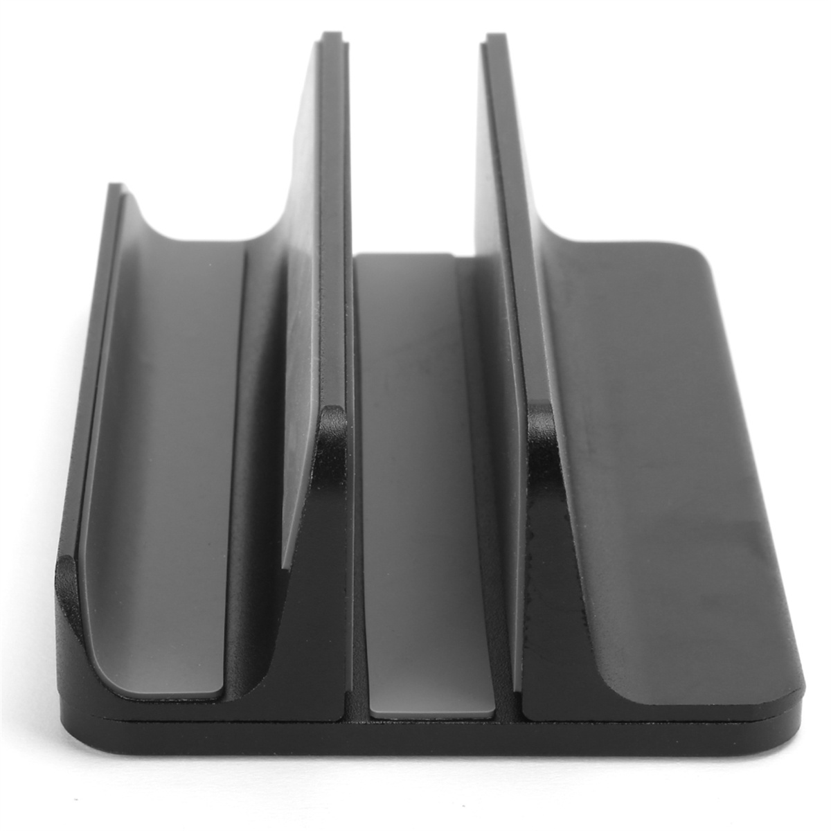 Schwarzer Ständer für einen Laptop oder ein Tablet. Drei Schlitze mit unterschiedlichen Größen.