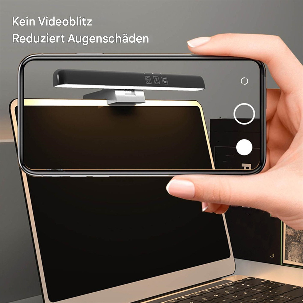 Eine Person hält ein Smartphone vor einem Laptop mit einer Lichtleiste.