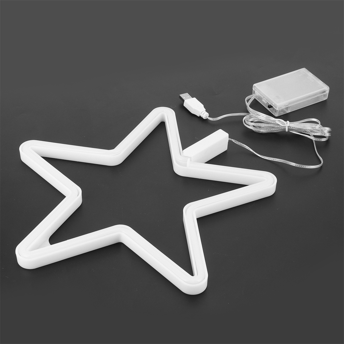 Weißes Neon-Schild in Sternform, mit USB-Kabel und Akkupack auf schwarzem Hintergrund.