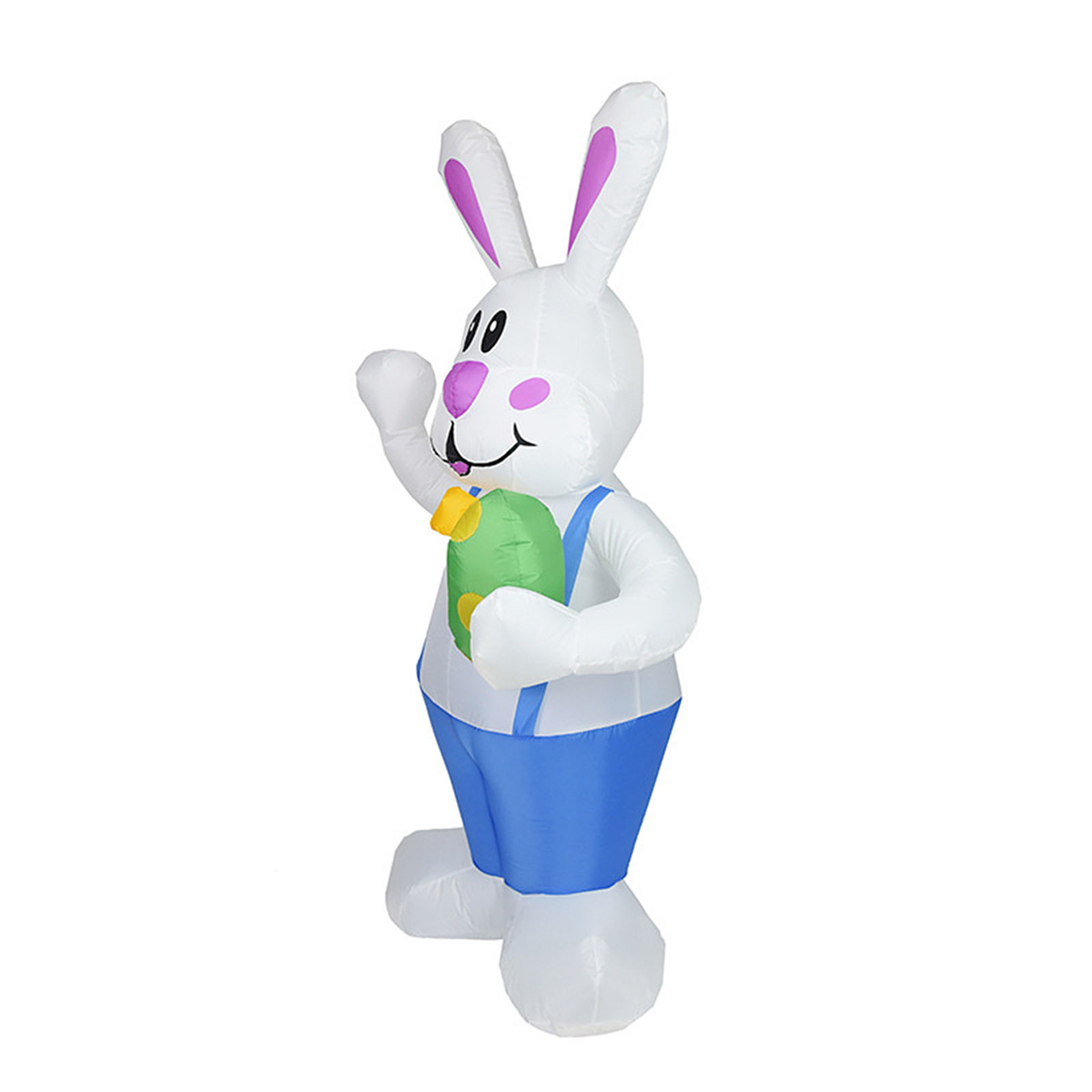 Ein aufblasbarer weißer Osterhase hält ein grünes Ei und trägt blaue Latzhosen.