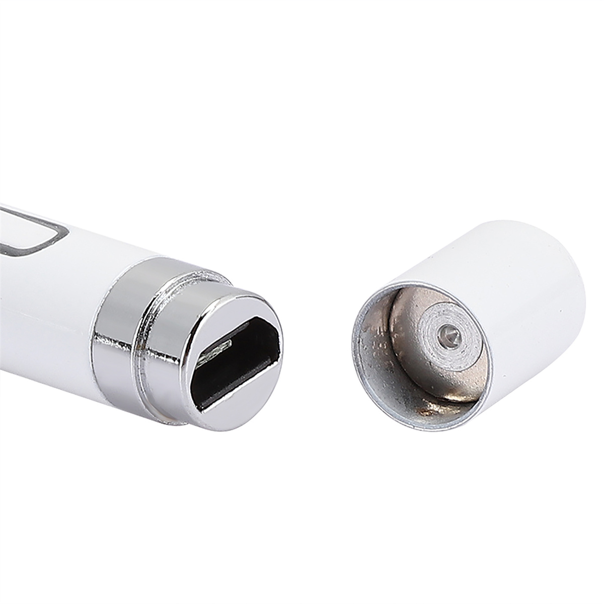 Ein weißes stiftförmiges Gerät mit silberner Spitze und abgenommenem Deckel. Die Spitze hat einen USB-Anschluss.