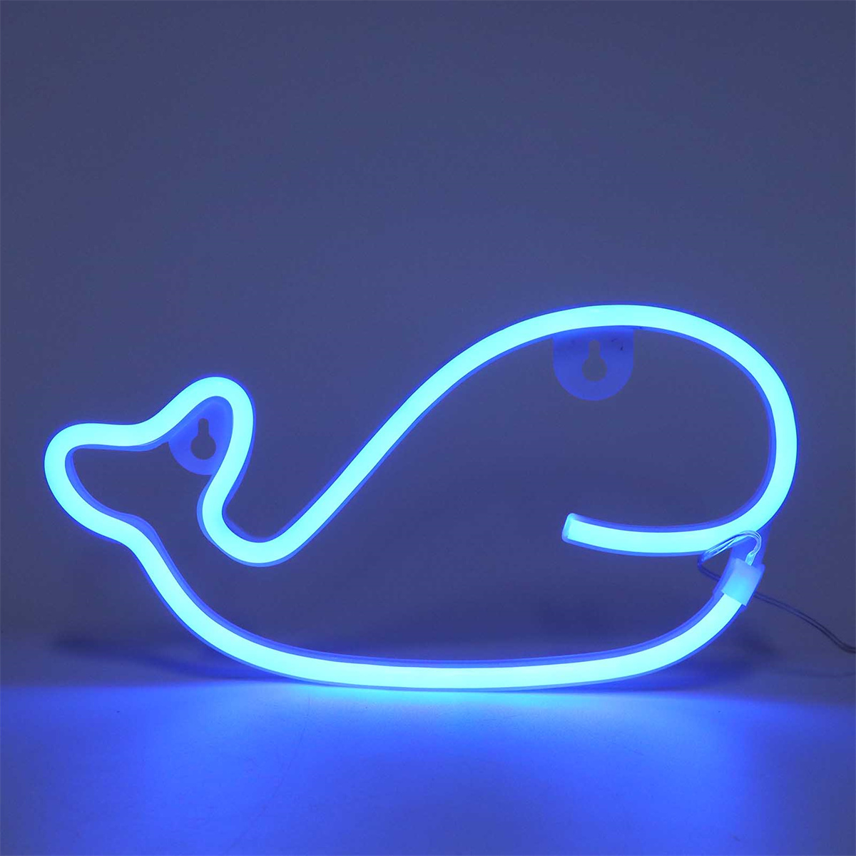 Blaue Neon-Wal-förmige Leuchte auf hellblauem Hintergrund.